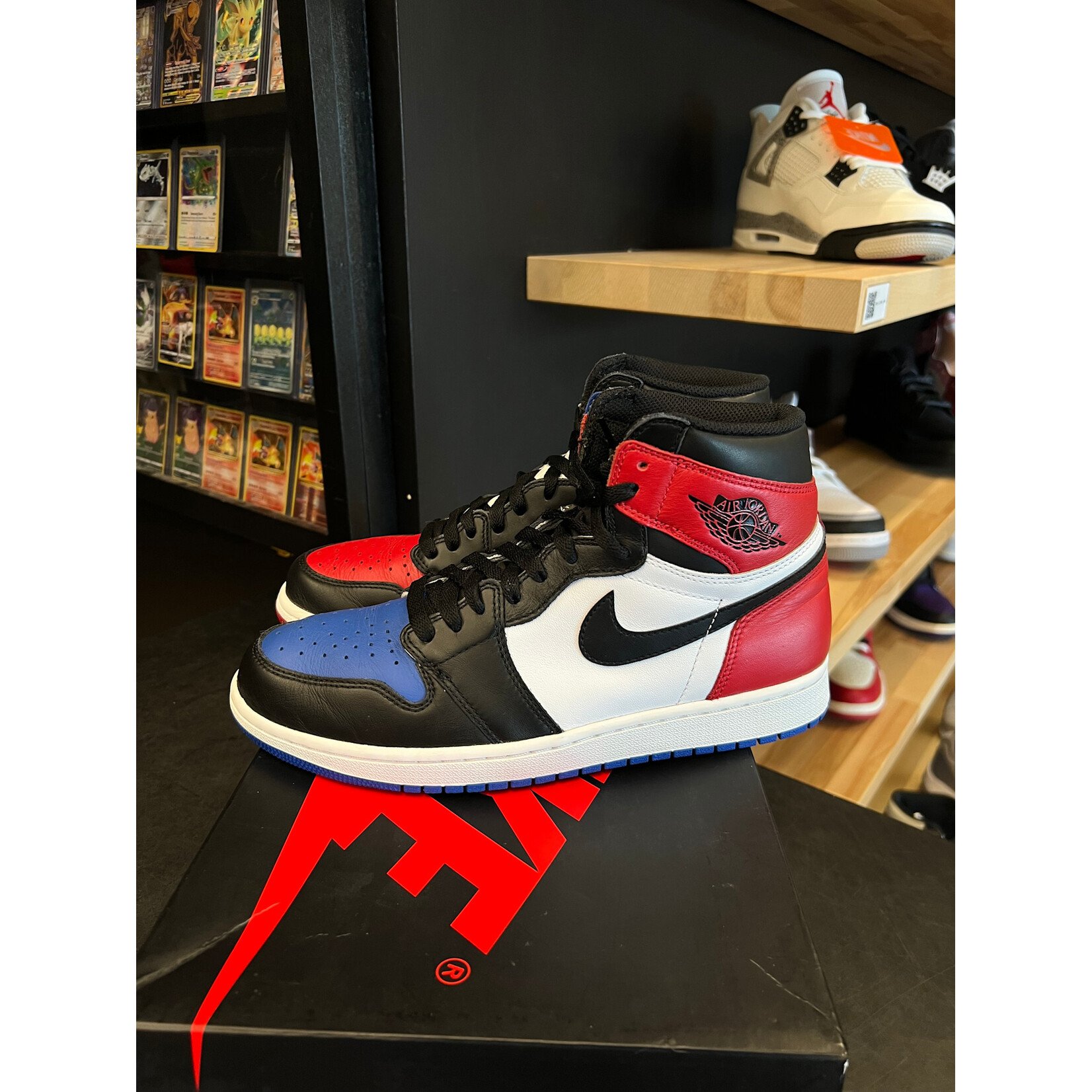 Jordan Jordan 1 Retro Top 3 Size 9.5, PREOWNED