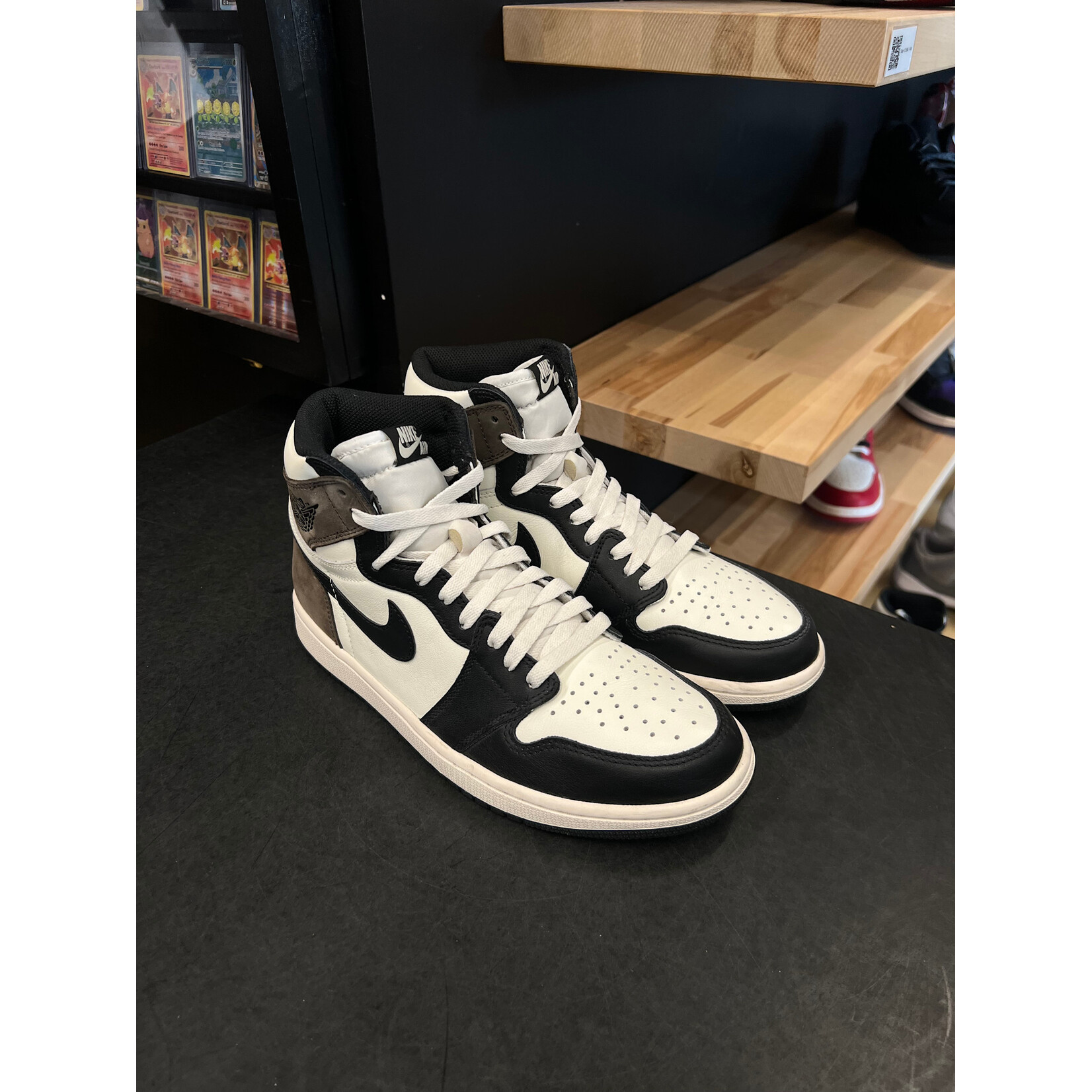 Jordan Jordan 1 Retro High Dark Mocha Size 9, PREOWNED
