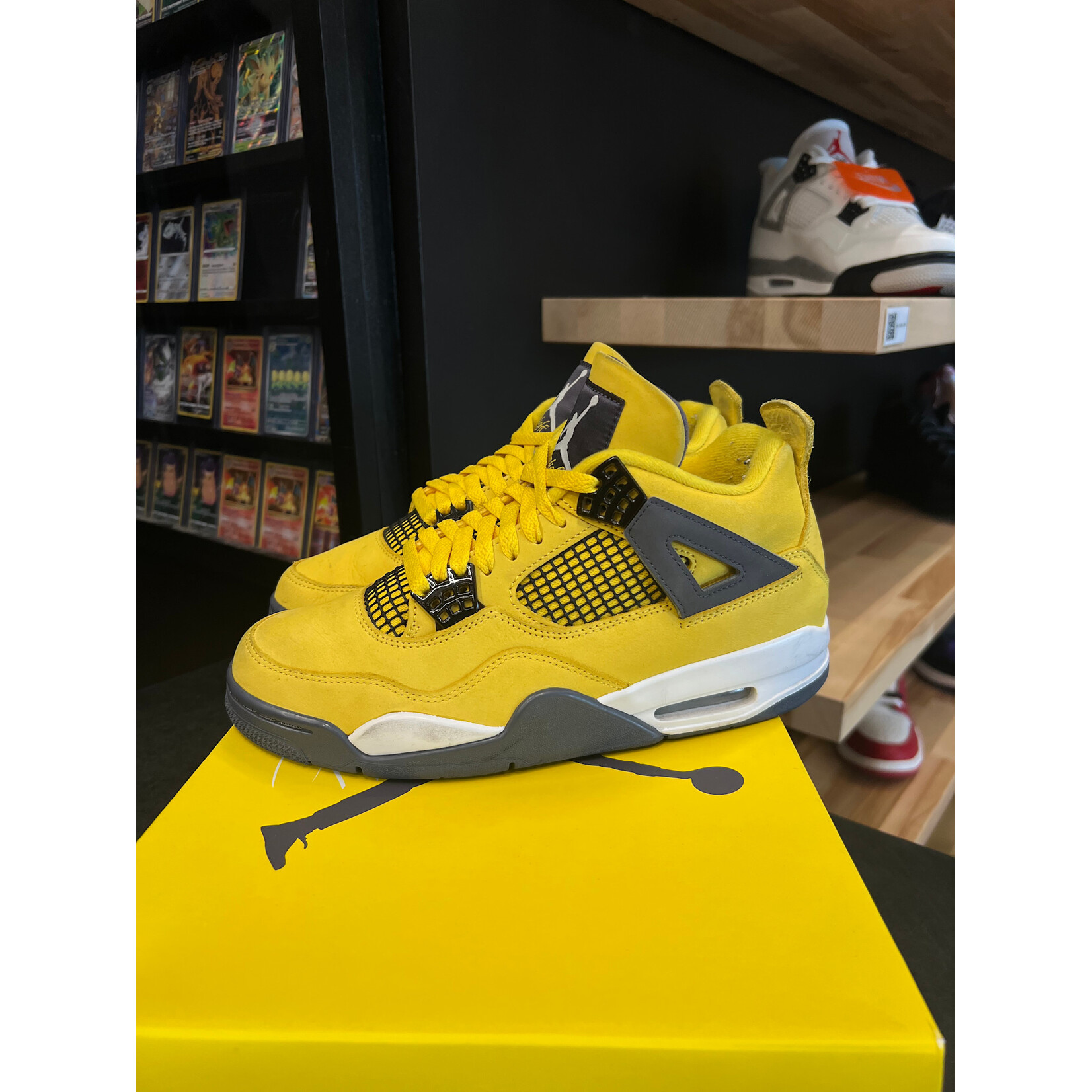 Jordan Jordan 4 Retro Lightning (2021) Size 8, PREOWNED