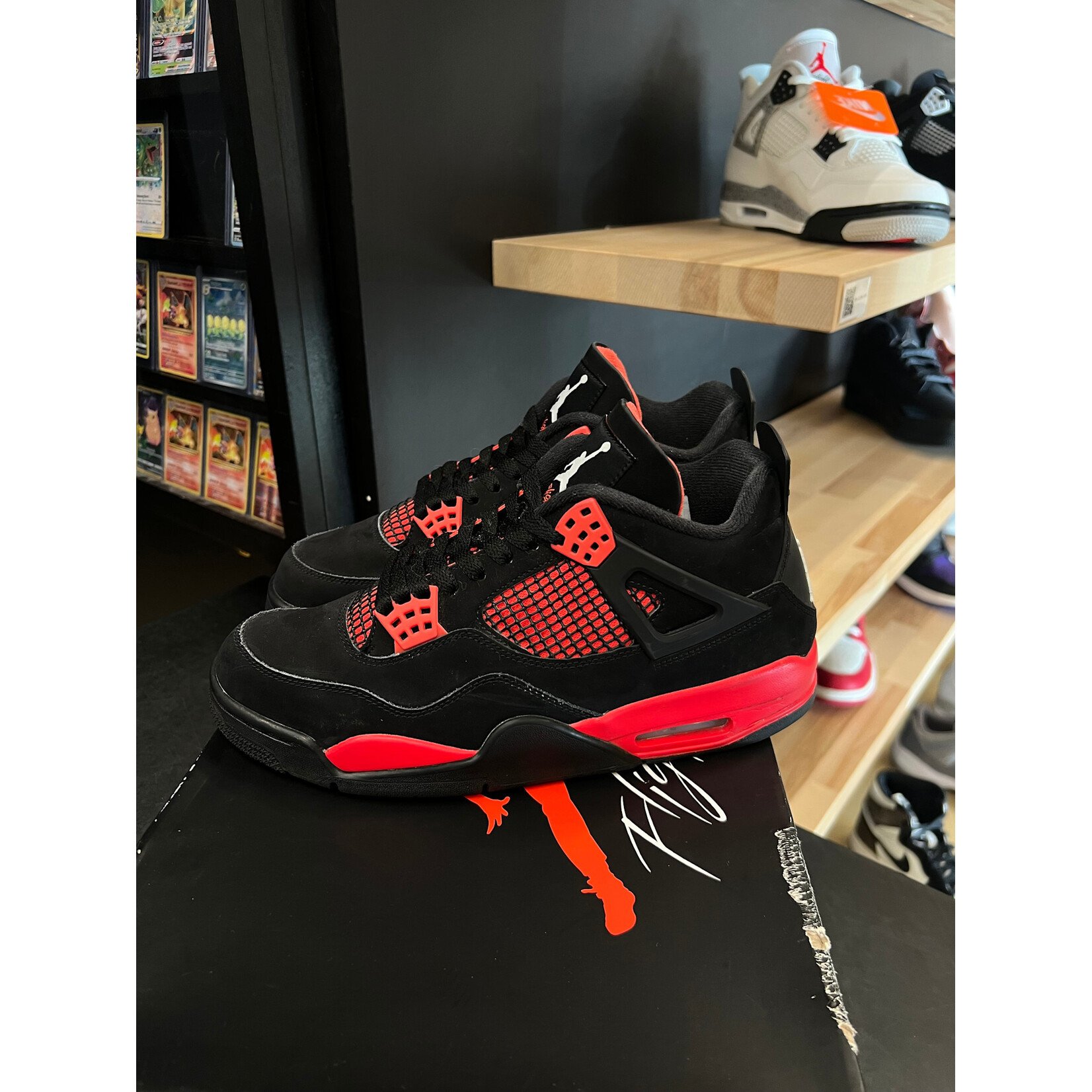 Jordan Jordan 4 Retro Red Thunder Size 9.5, PREOWNED
