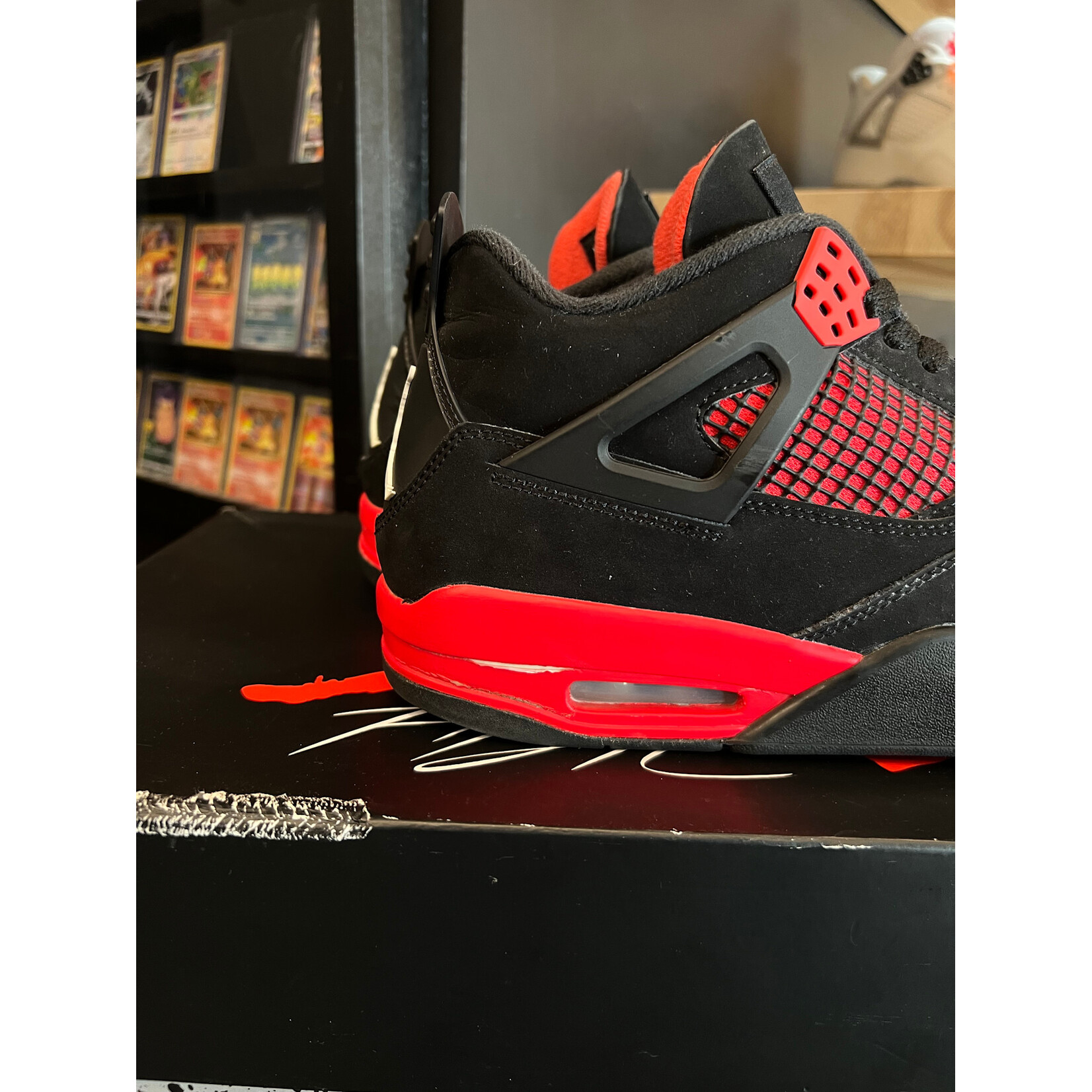 Jordan Jordan 4 Retro Red Thunder Size 9.5, PREOWNED