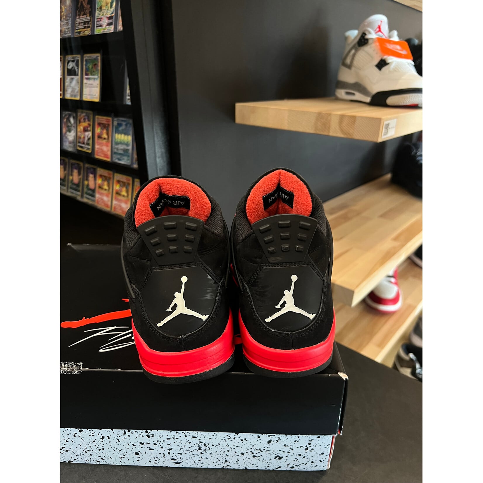 Jordan Jordan 4 Retro Red Thunder Size 9.5, PREOWNED