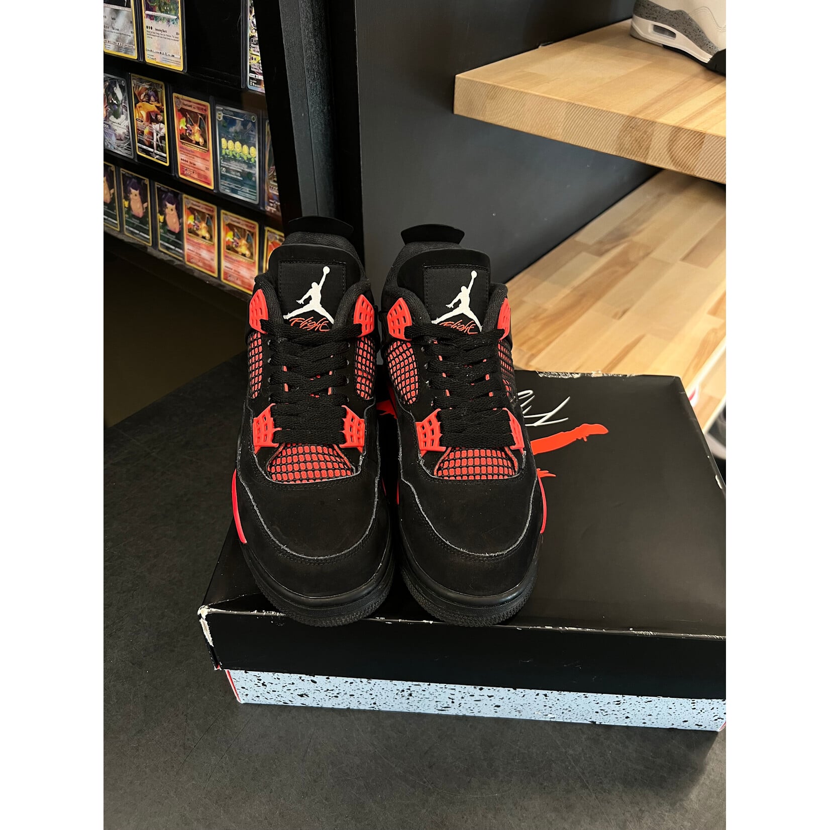 Jordan Jordan 4 Retro Red Thunder Size 9.5, PREOWNED