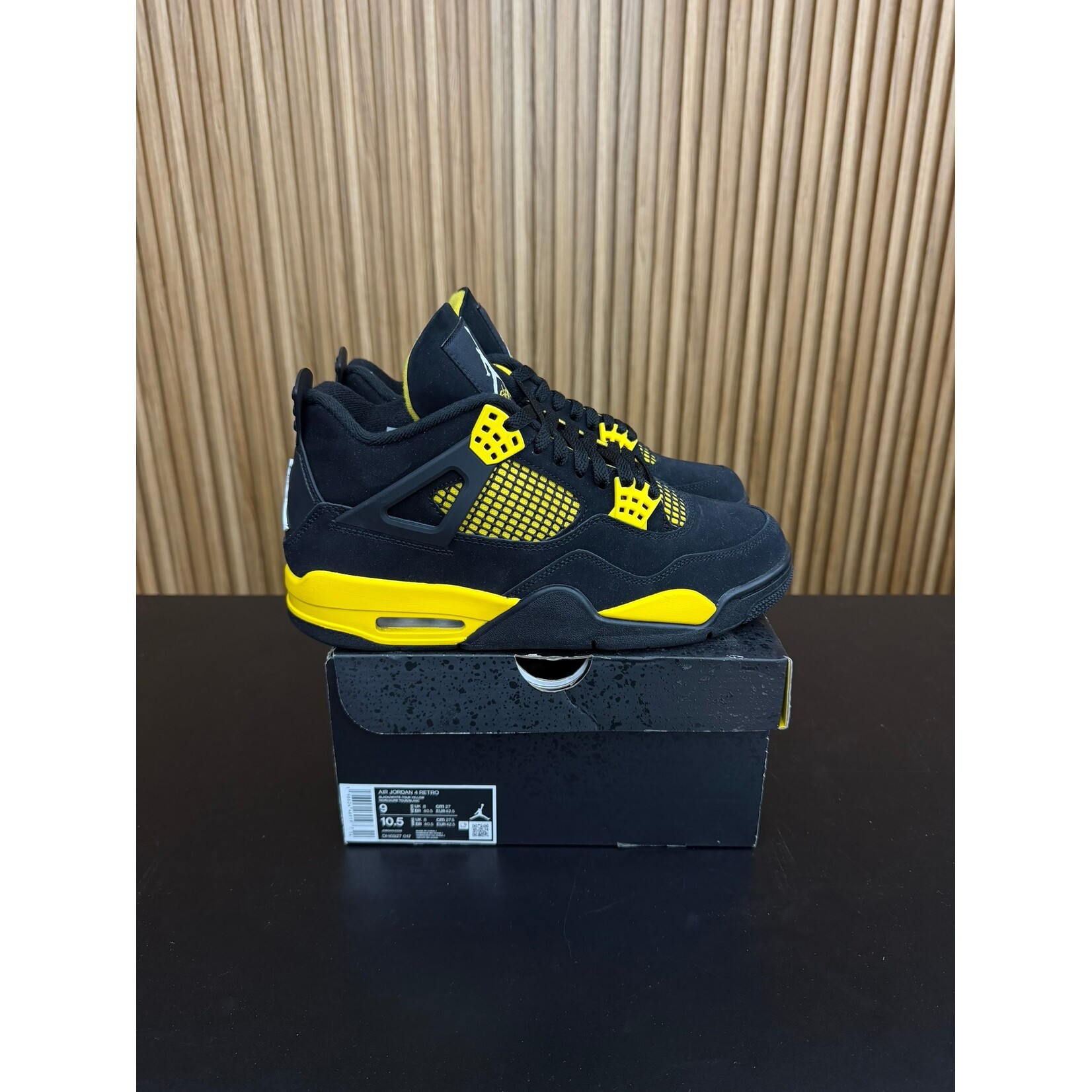 Jordan Jordan 4 Retro Thunder (2023) Size 9, PREOWNED