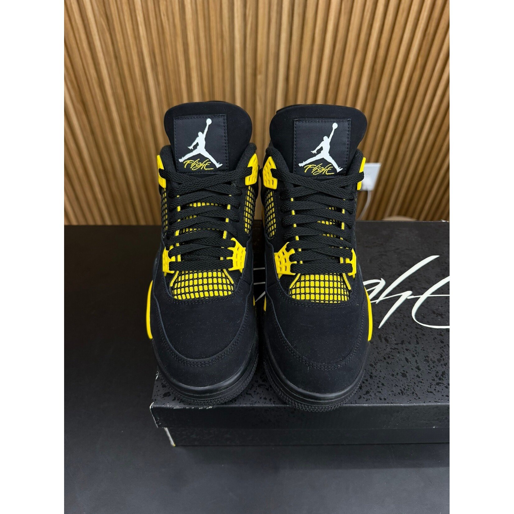 Jordan Jordan 4 Retro Thunder (2023) Size 9, PREOWNED