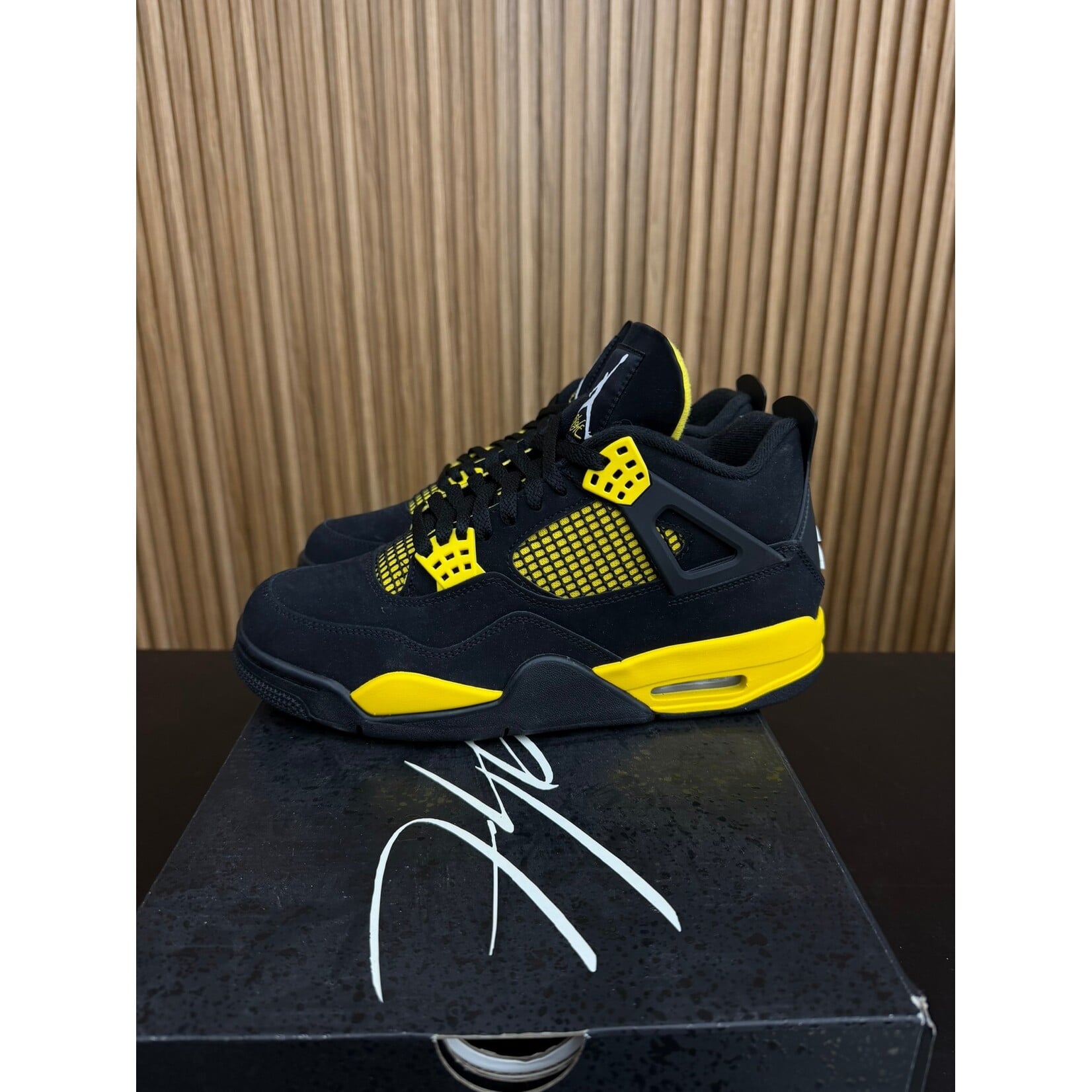 Jordan Jordan 4 Retro Thunder (2023) Size 9, PREOWNED
