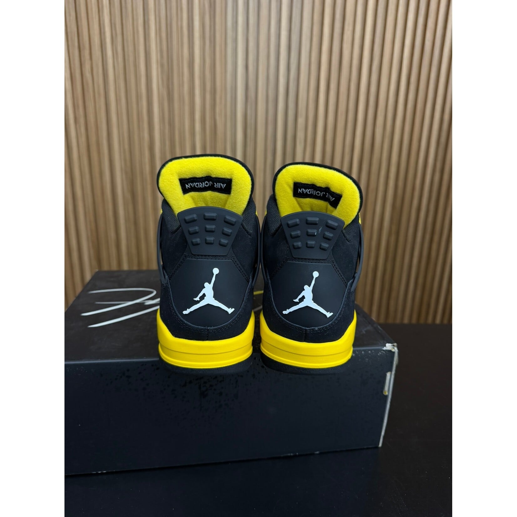 Jordan Jordan 4 Retro Thunder (2023) Size 9, PREOWNED