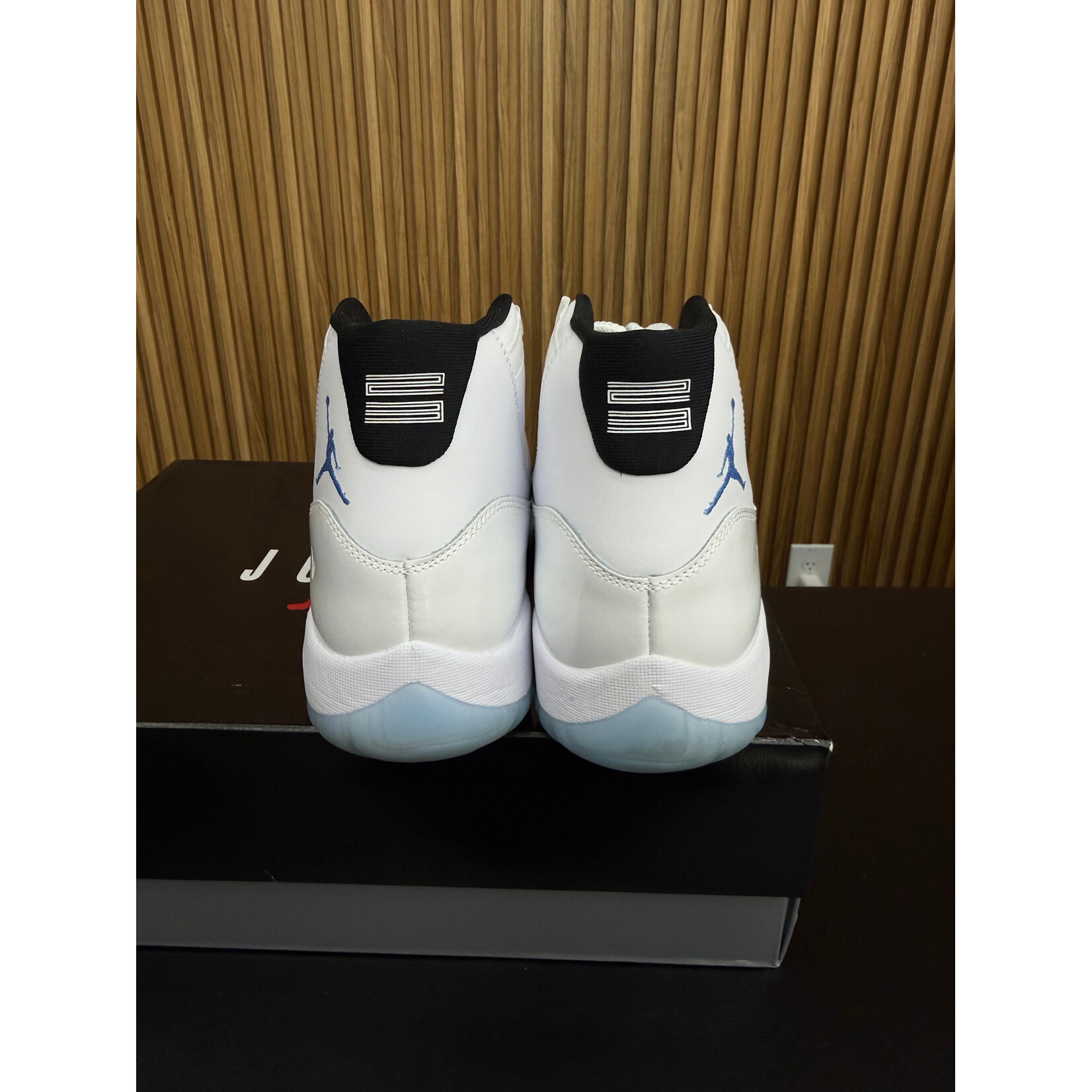 Jordan Jordan 11 Retro Legend Blue (2024) Size 11.5, PREOWNED