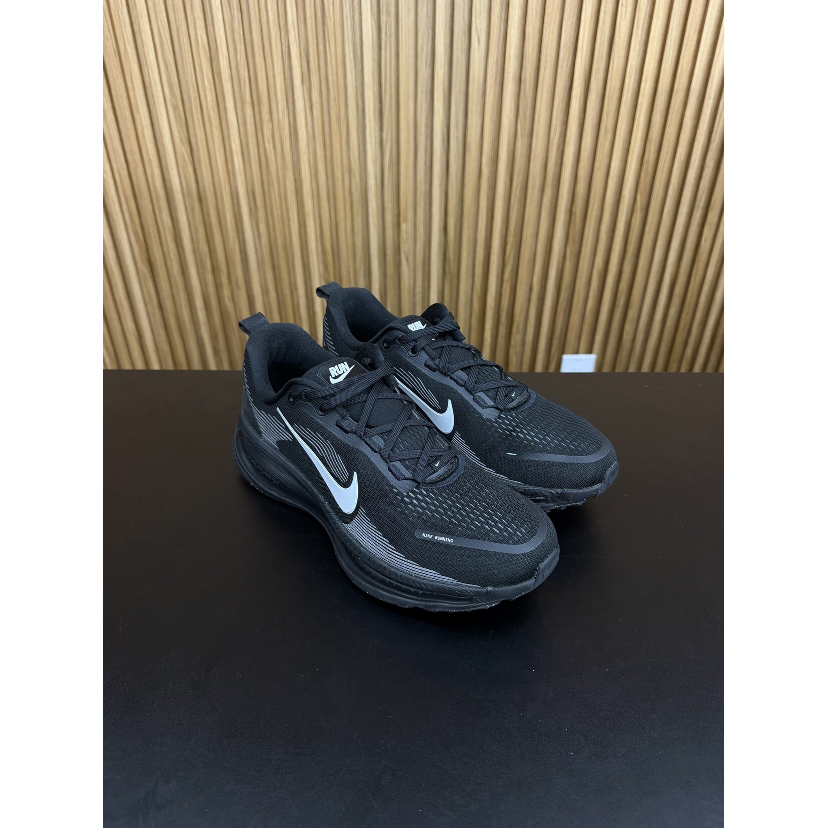 Nike Nike Vomero 18 Running Shoe - NIKE BY YOU Size 10.5, PREOWNED NO BOX