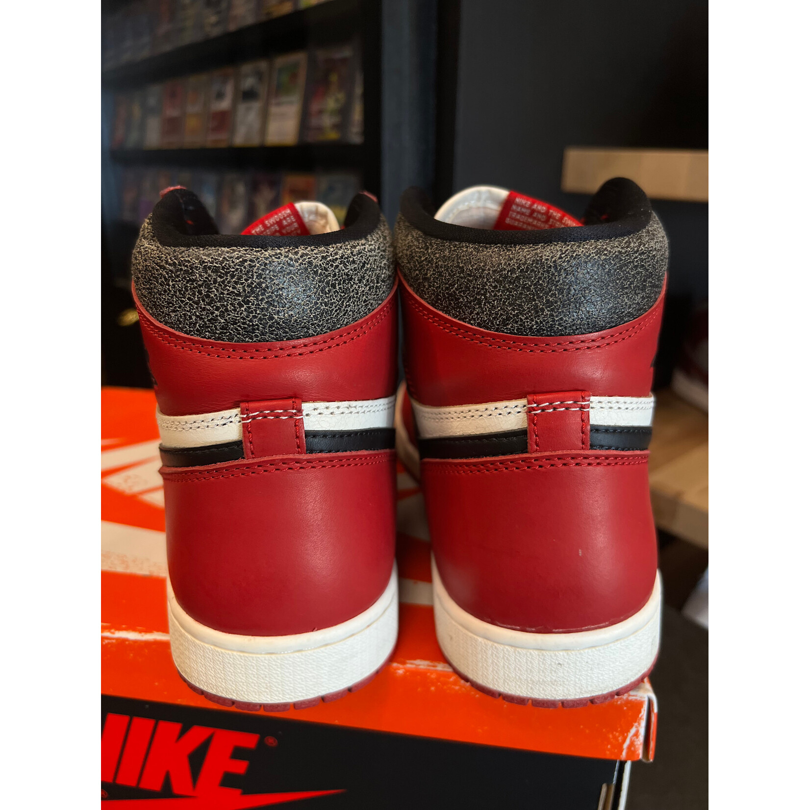 Jordan Jordan 1 Retro High OG Chicago Lost and Found Size 11, PREOWNED