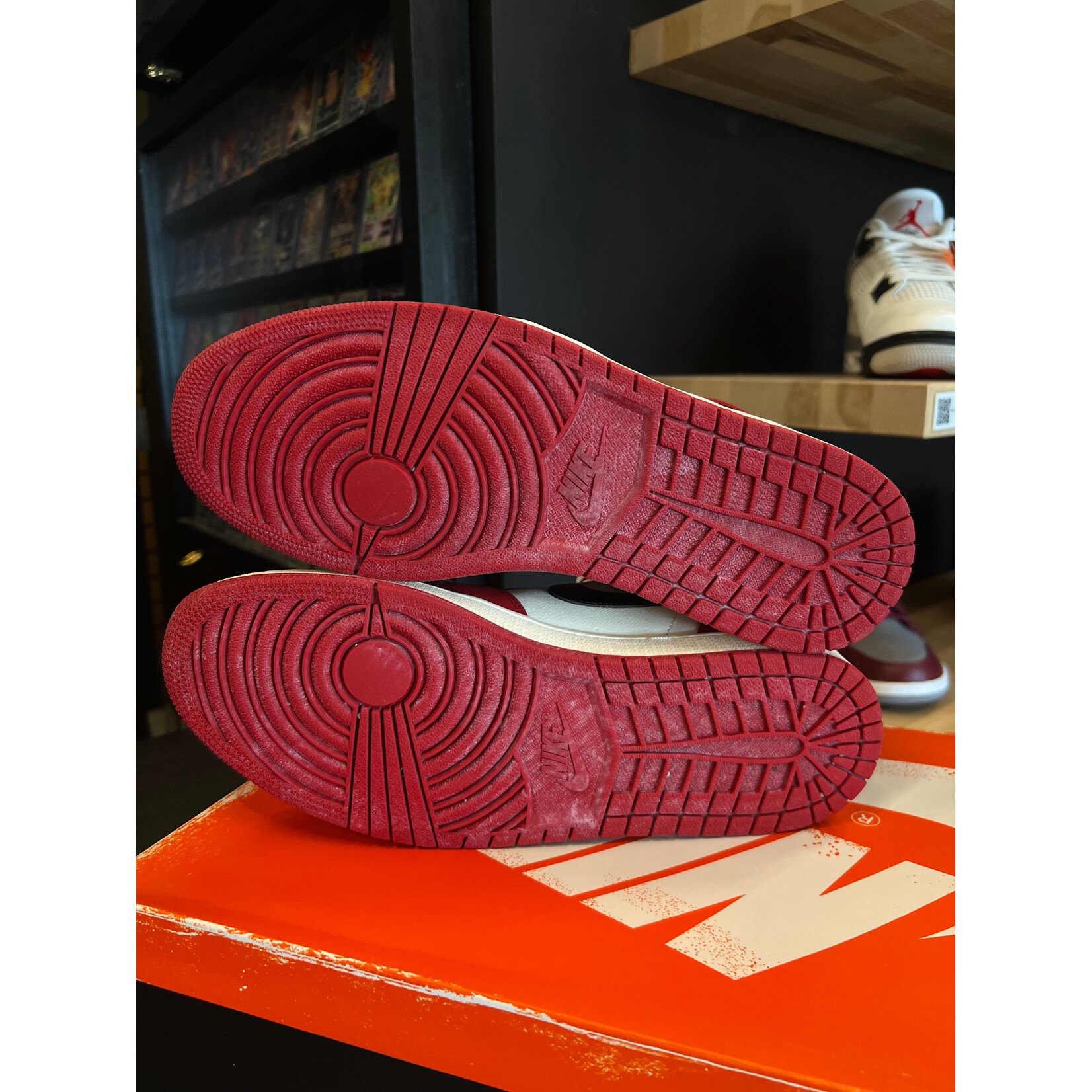 Jordan Jordan 1 Retro High OG Chicago Lost and Found Size 11, PREOWNED