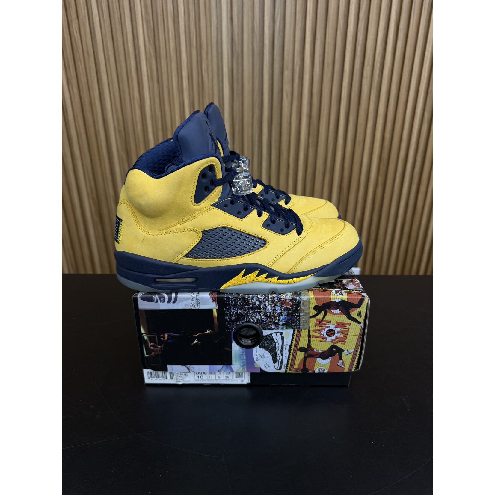 Jordan Jordan 5 Retro Michigan (2019) Size 10, PREOWNED