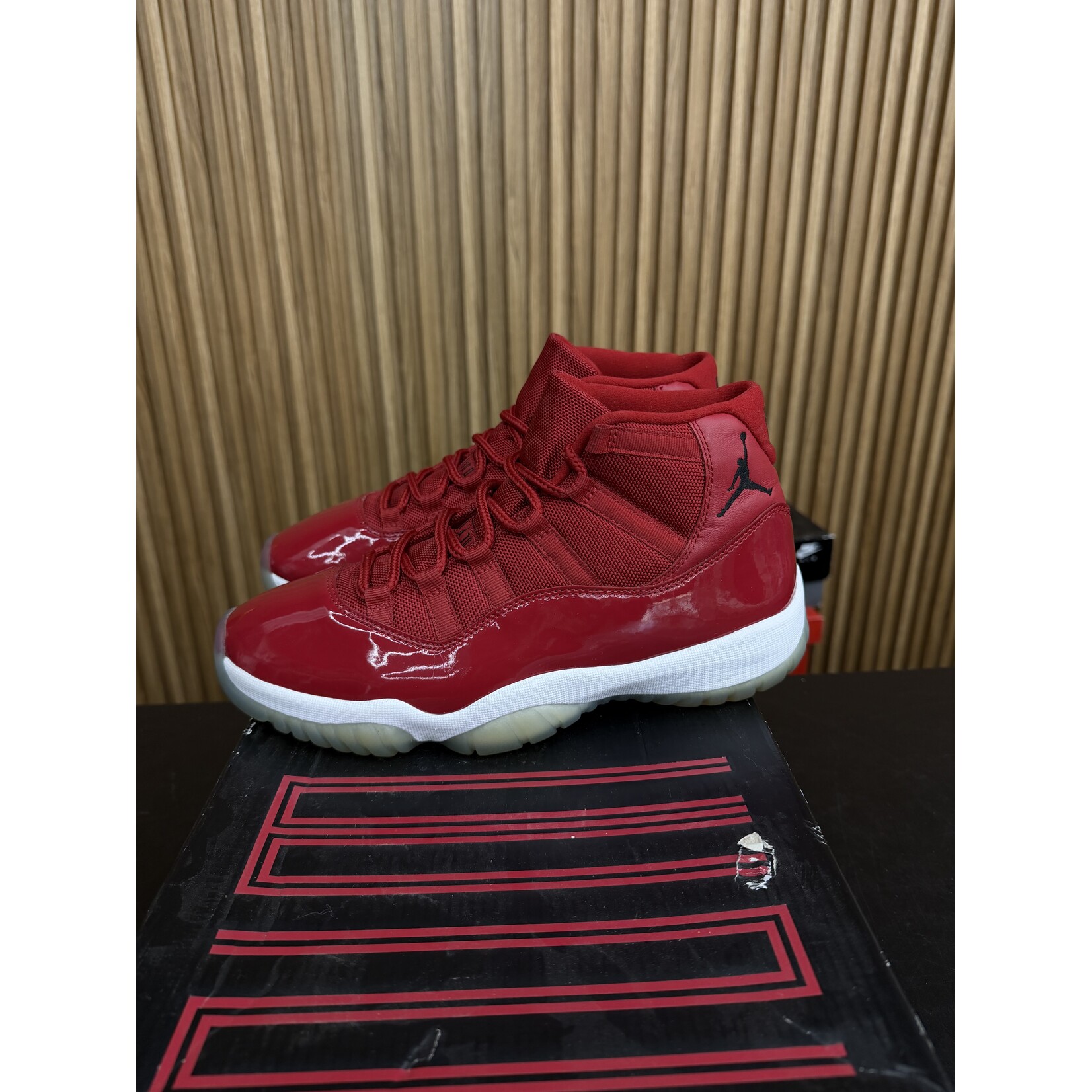 Jordan Jordan 11 Retro Win Like 96 Size 9.5, PREOWNED