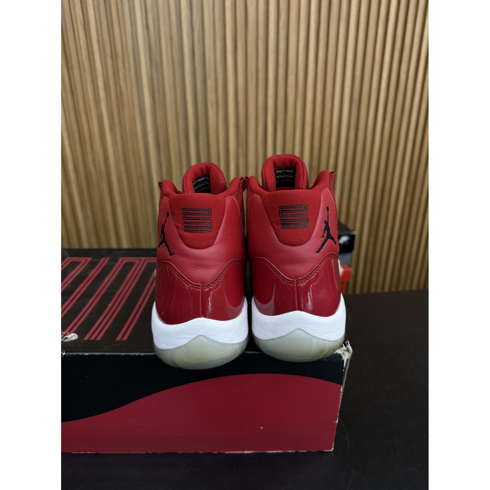 Jordan Jordan 11 Retro Win Like 96 Size 9.5, PREOWNED