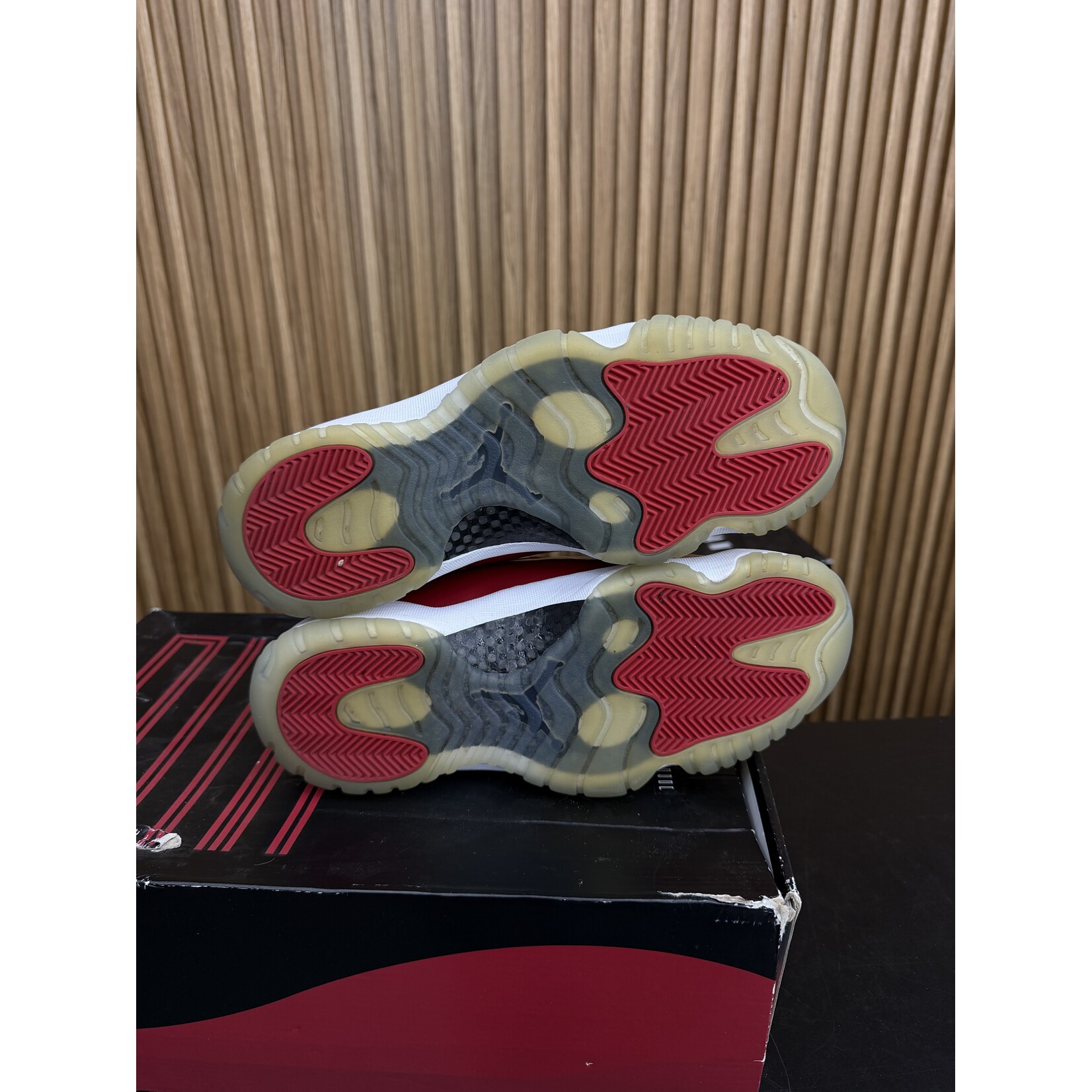 Jordan Jordan 11 Retro Win Like 96 Size 9.5, PREOWNED