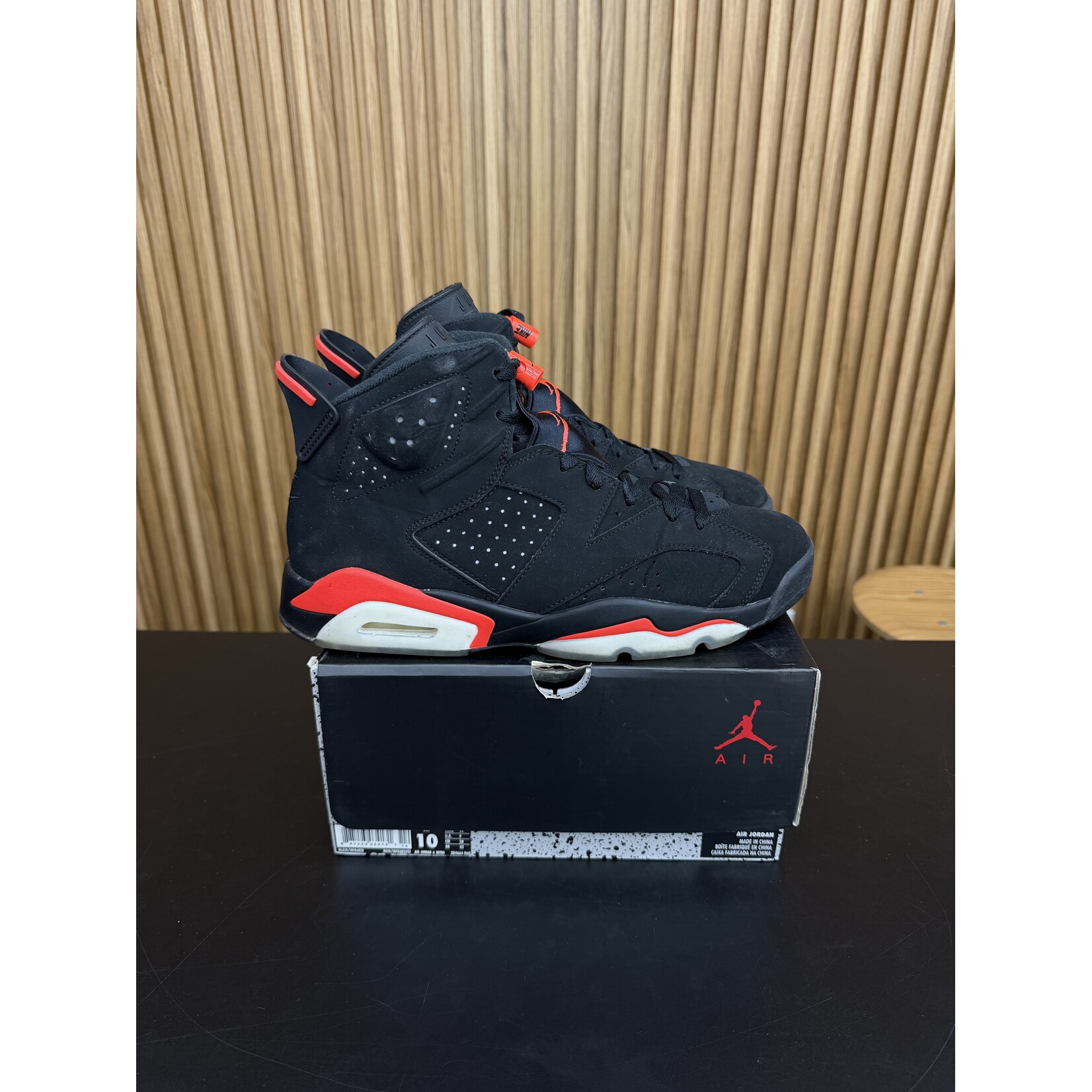 Jordan Jordan 6 Retro Black Infrared (2019) Size 10, PREOWNED
