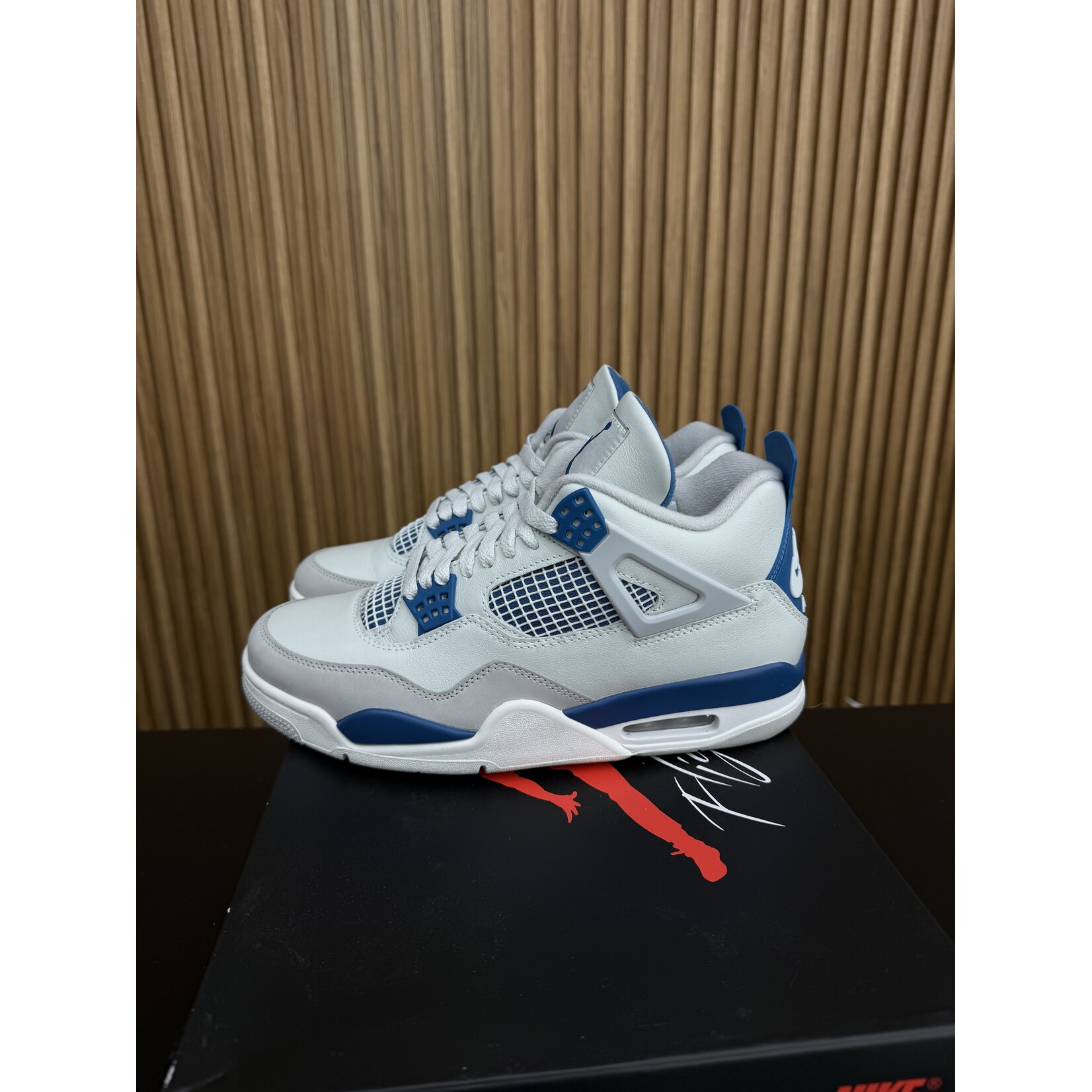 Jordan Jordan 4 Retro Military Blue (2024) Size 9, PREOWNED