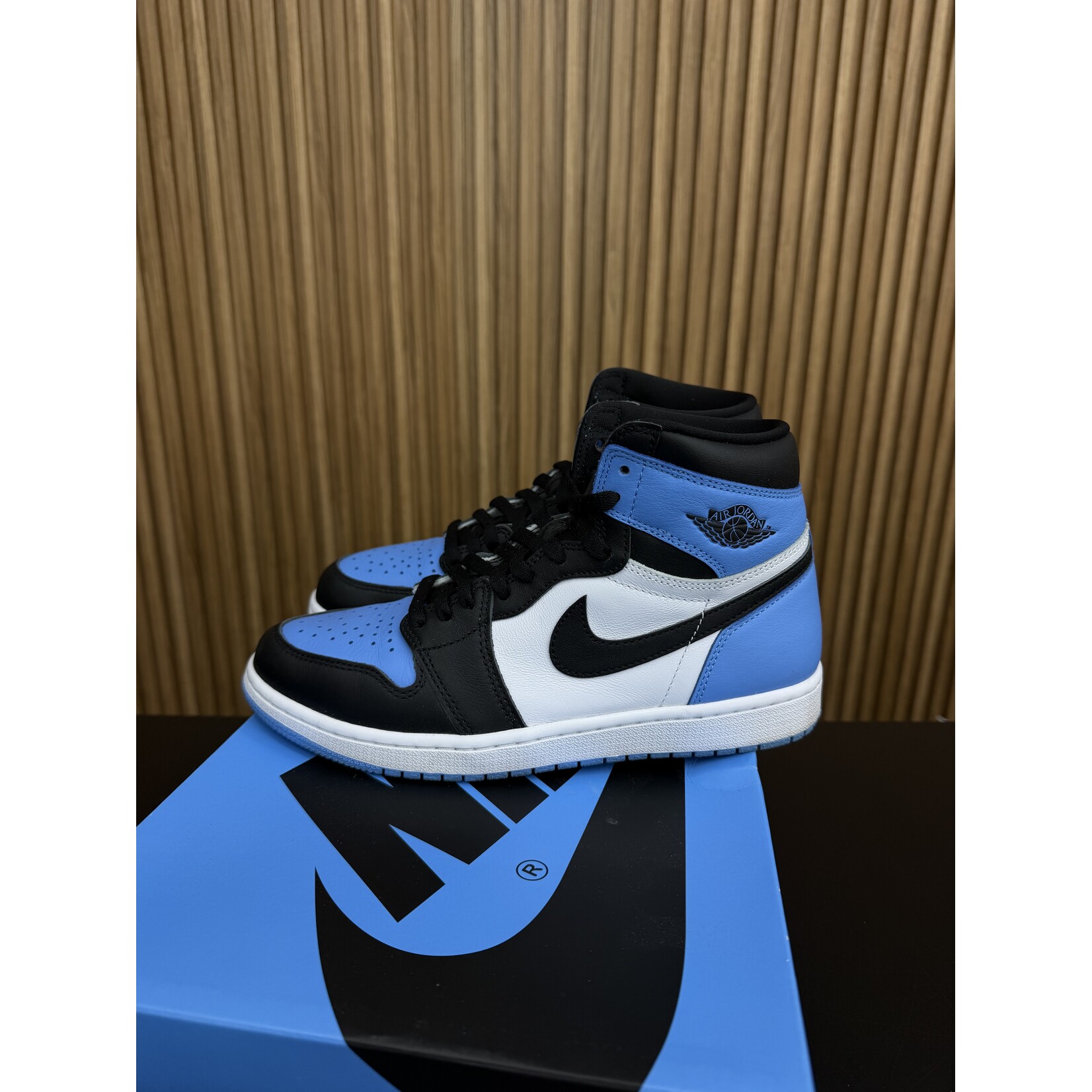 Jordan Jordan 1 Retro High OG UNC Toe Size 8.5, PREOWNED