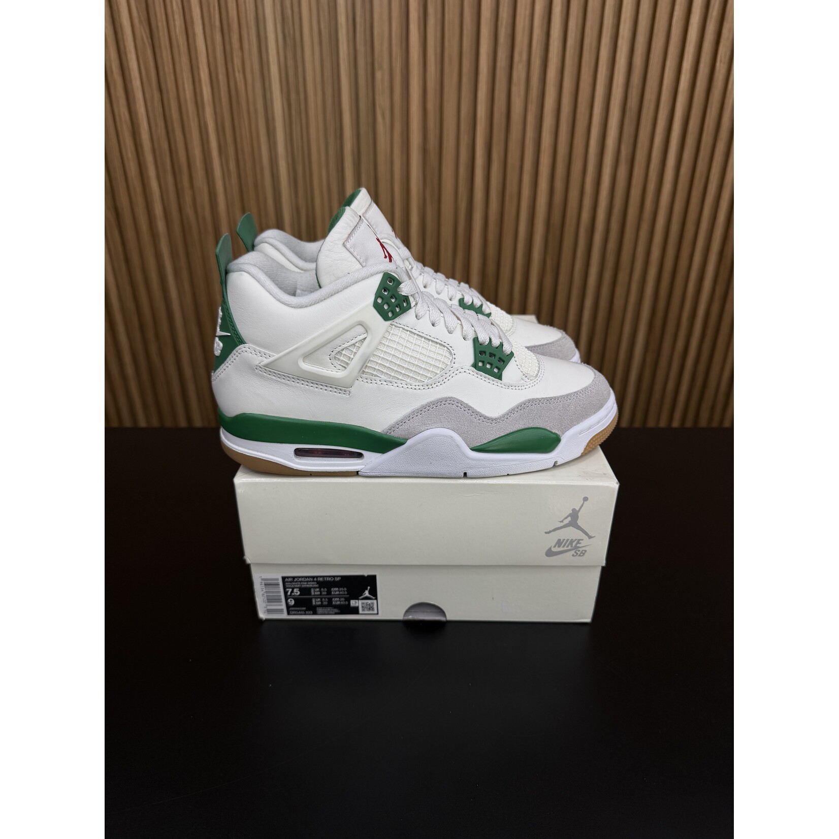 Jordan Jordan 4 Retro SB Pine Green Size 7.5, PREOWNED