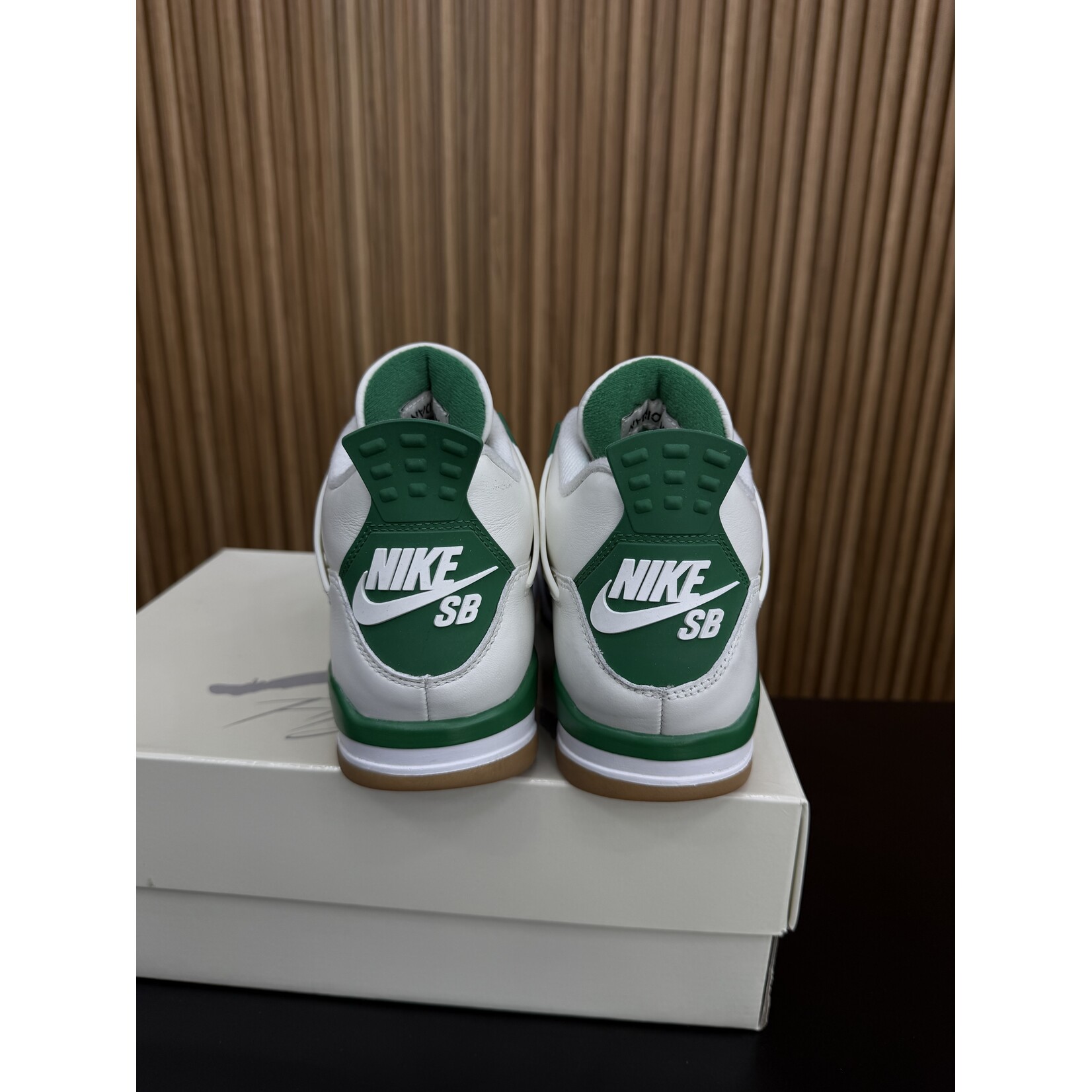 Jordan Jordan 4 Retro SB Pine Green Size 7.5, PREOWNED