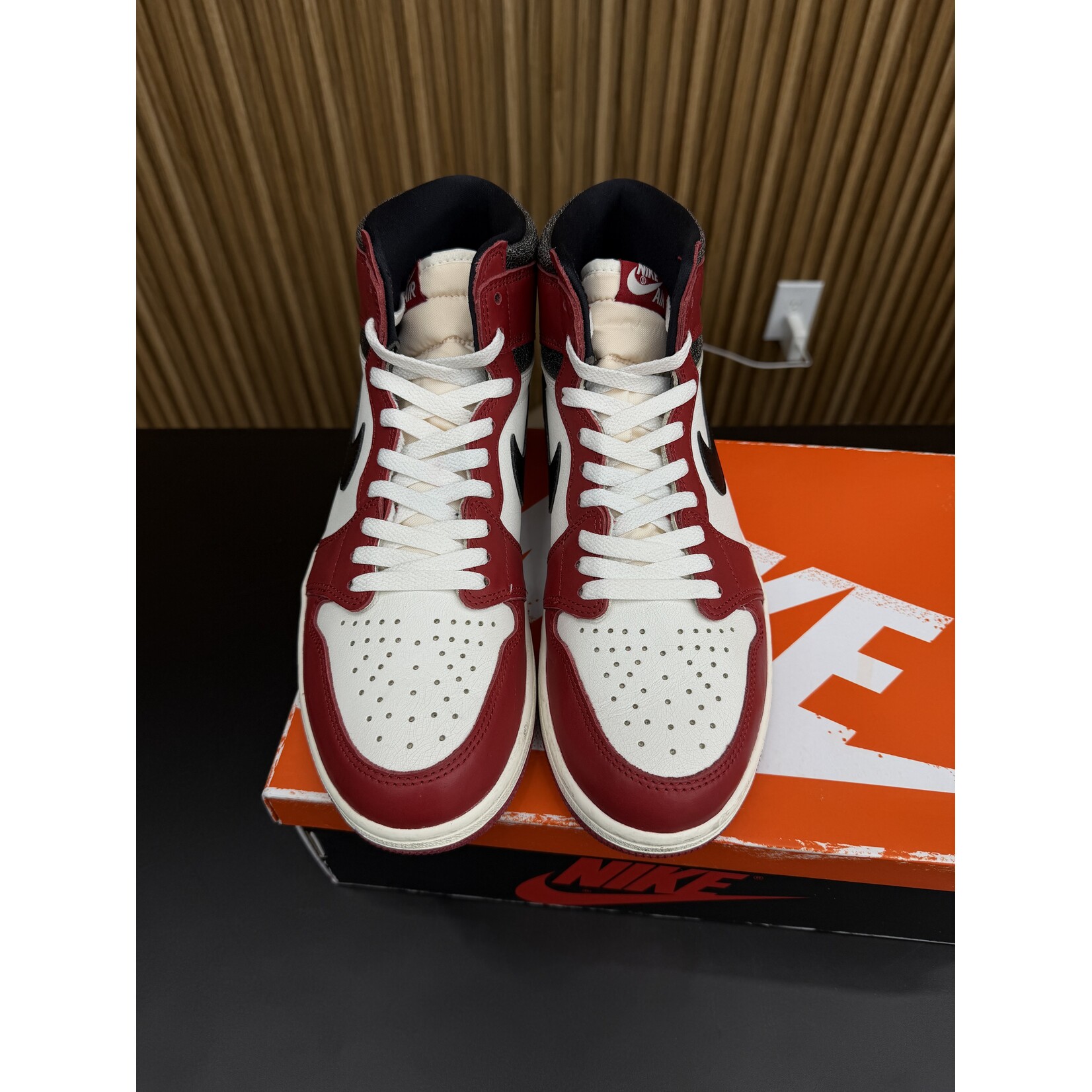 Jordan Jordan 1 Retro High OG Chicago Lost and Found Size 10, PREOWNED