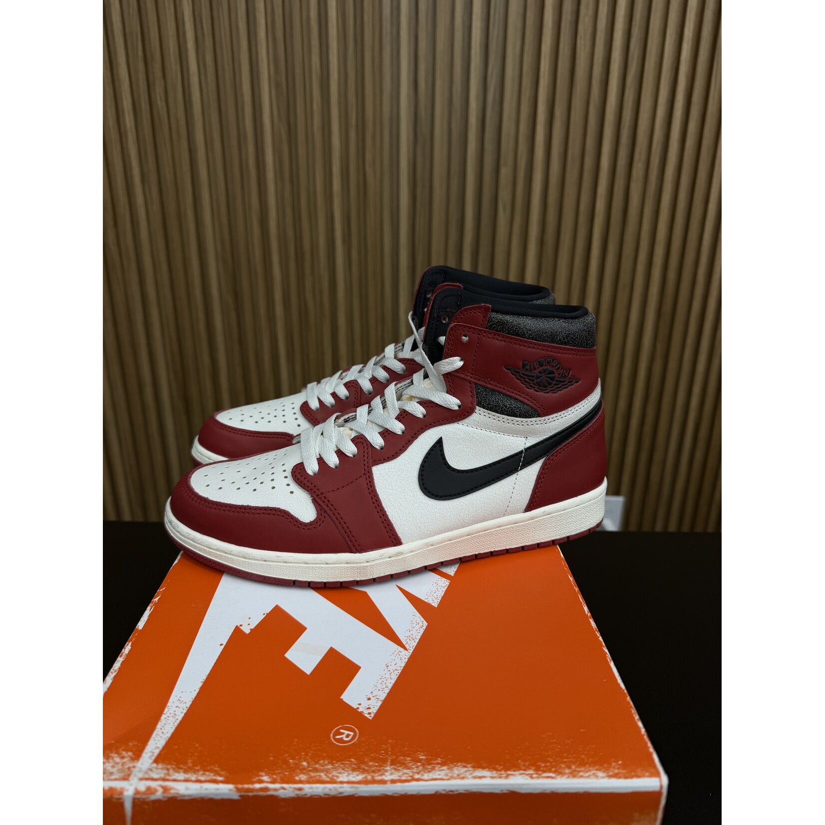 Jordan Jordan 1 Retro High OG Chicago Lost and Found Size 10, PREOWNED