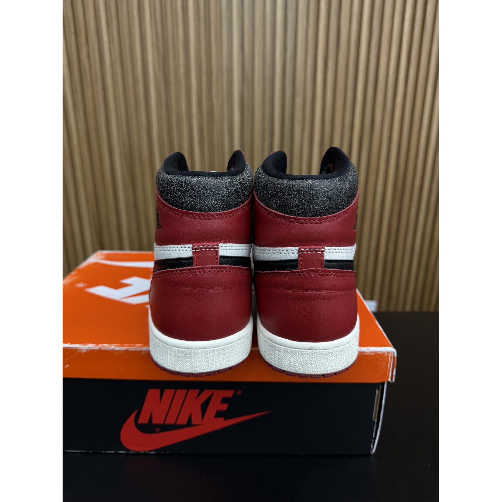 Jordan Jordan 1 Retro High OG Chicago Lost and Found Size 10, PREOWNED