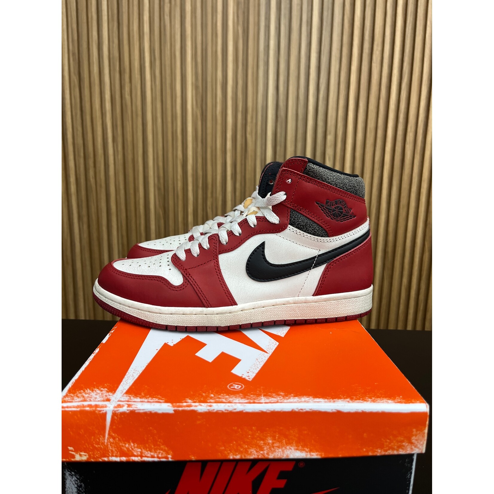 Jordan Jordan 1 Retro High OG Chicago Lost and Found Size 8, PREOWNED