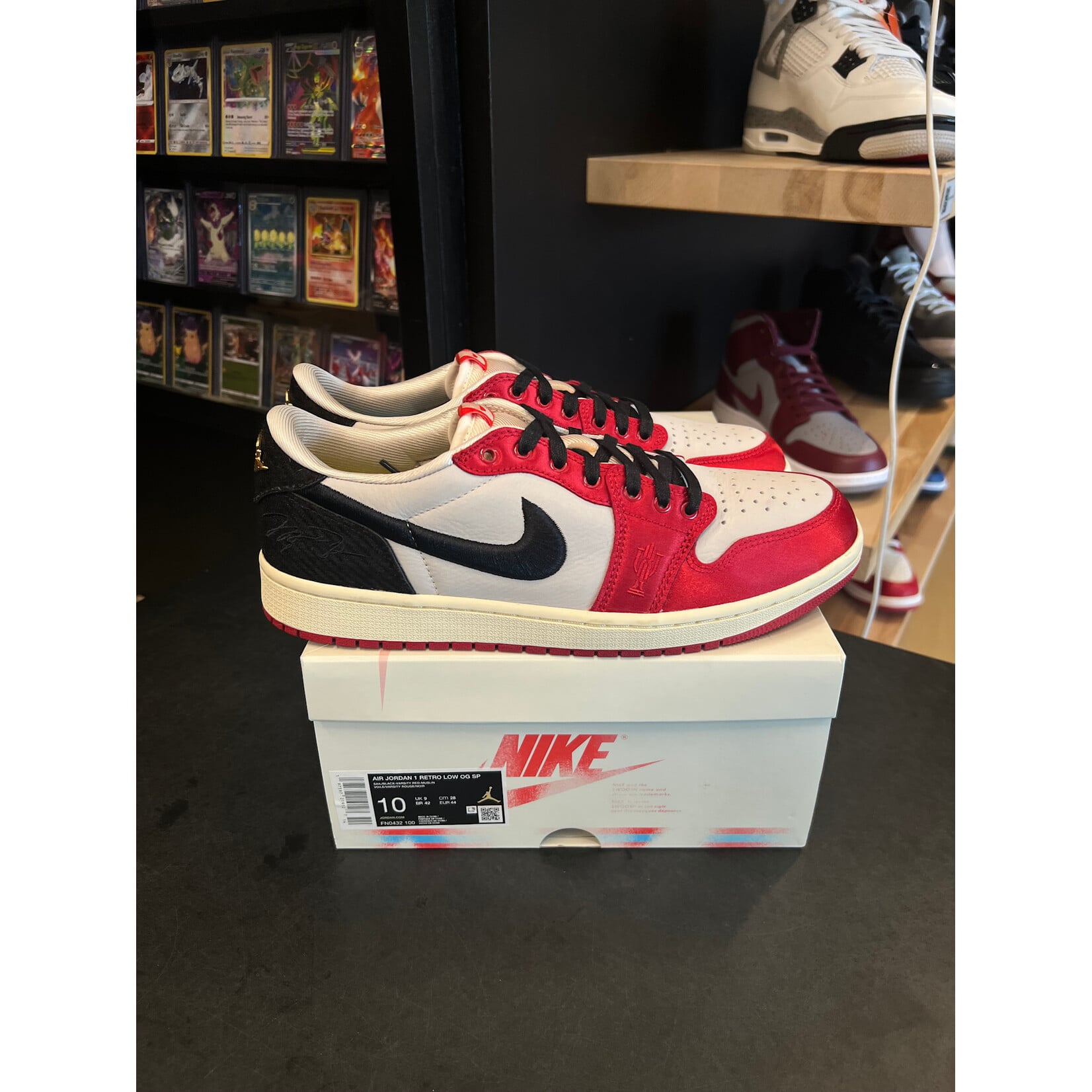 Jordan Jordan 1 Retro Low OG Trophy Room Rookie Card Away Size 10, PREOWNED