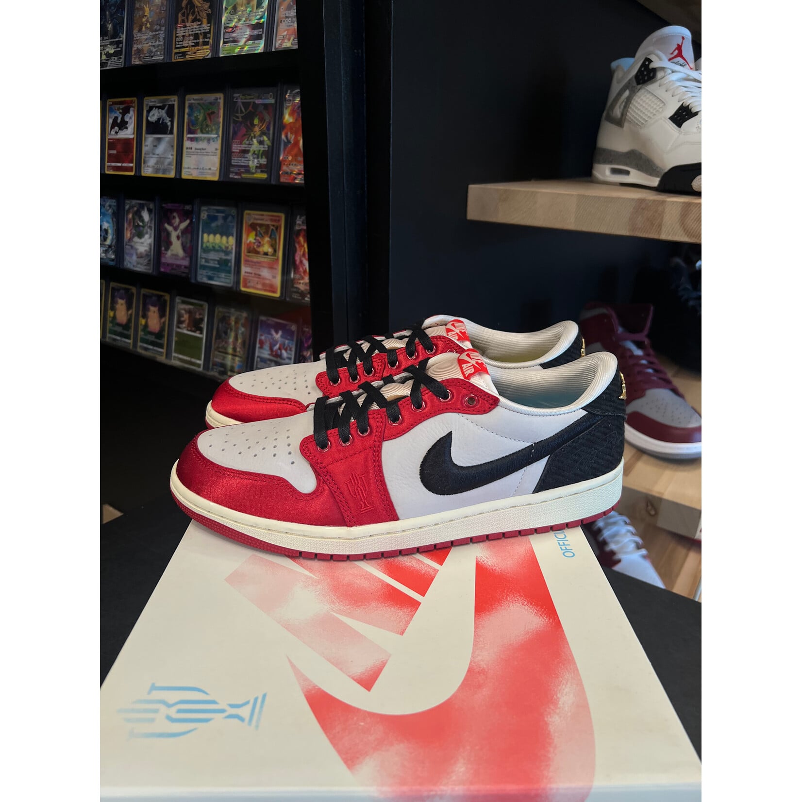 Jordan Jordan 1 Retro Low OG Trophy Room Rookie Card Away Size 10, PREOWNED