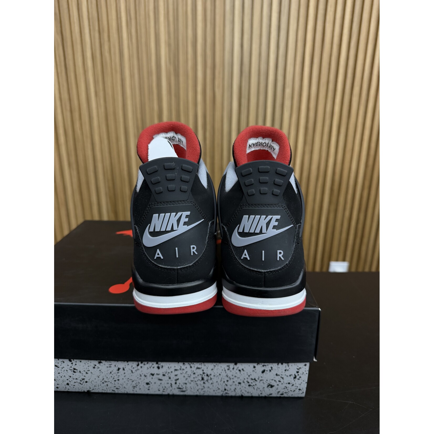 Jordan Jordan 4 Retro Bred (2019) Size 10, PREOWNED