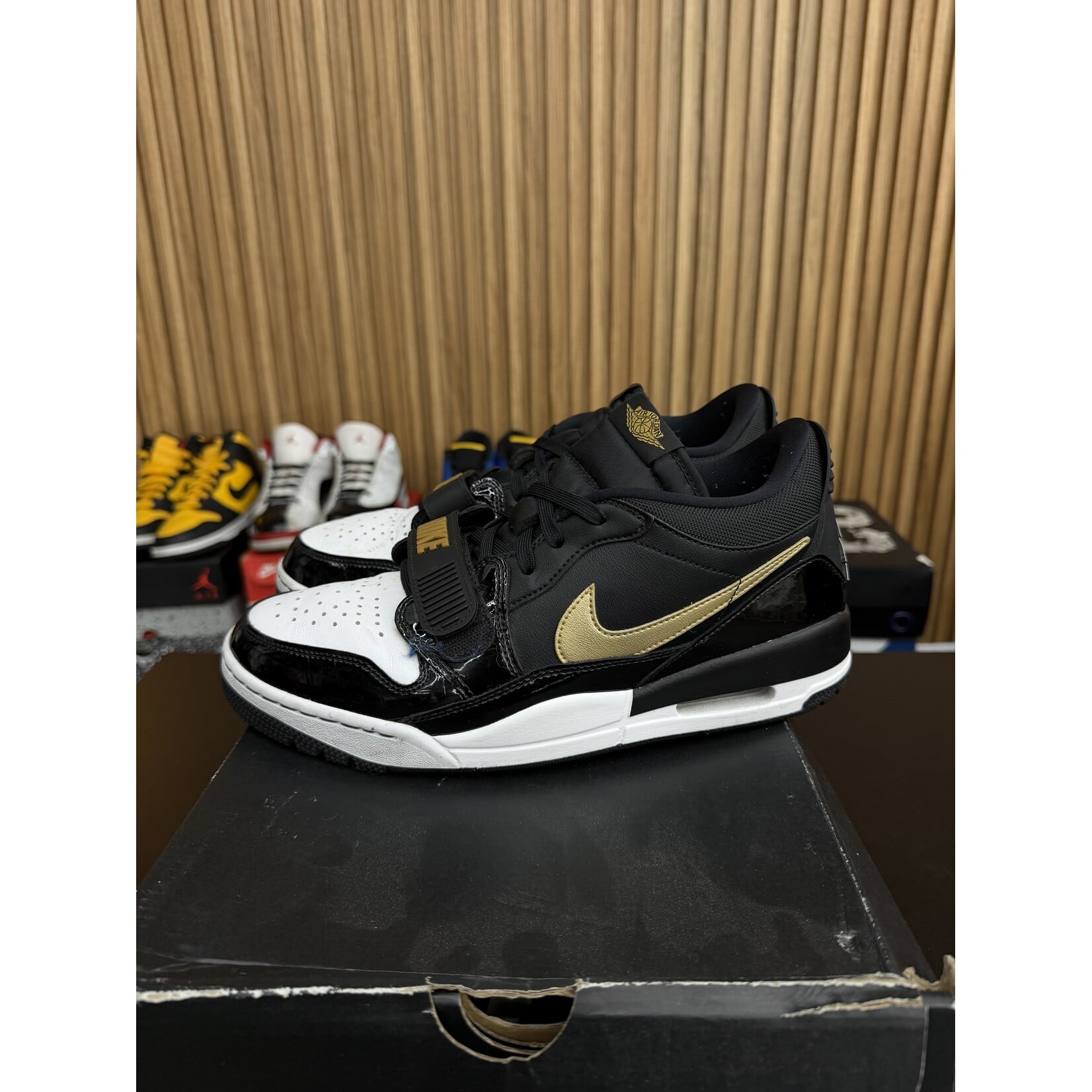 Jordan Jordan Legacy 312 Low Black Metallic Gold Size 10, PREOWNED
