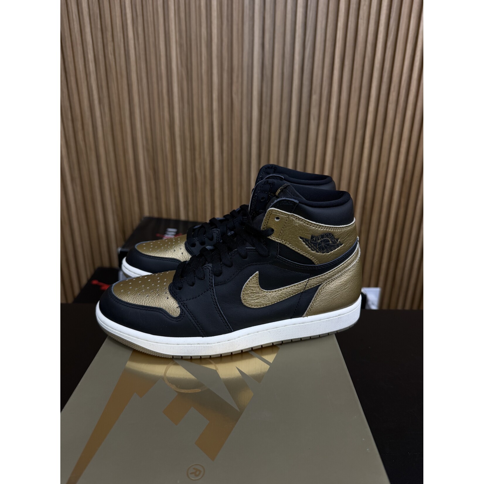Jordan Jordan 1 Retro High OG Black Metallic Gold Size 9.5, PREOWNED