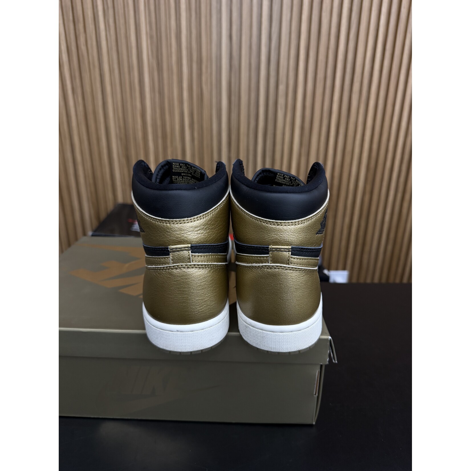 Jordan Jordan 1 Retro High OG Black Metallic Gold Size 9.5, PREOWNED
