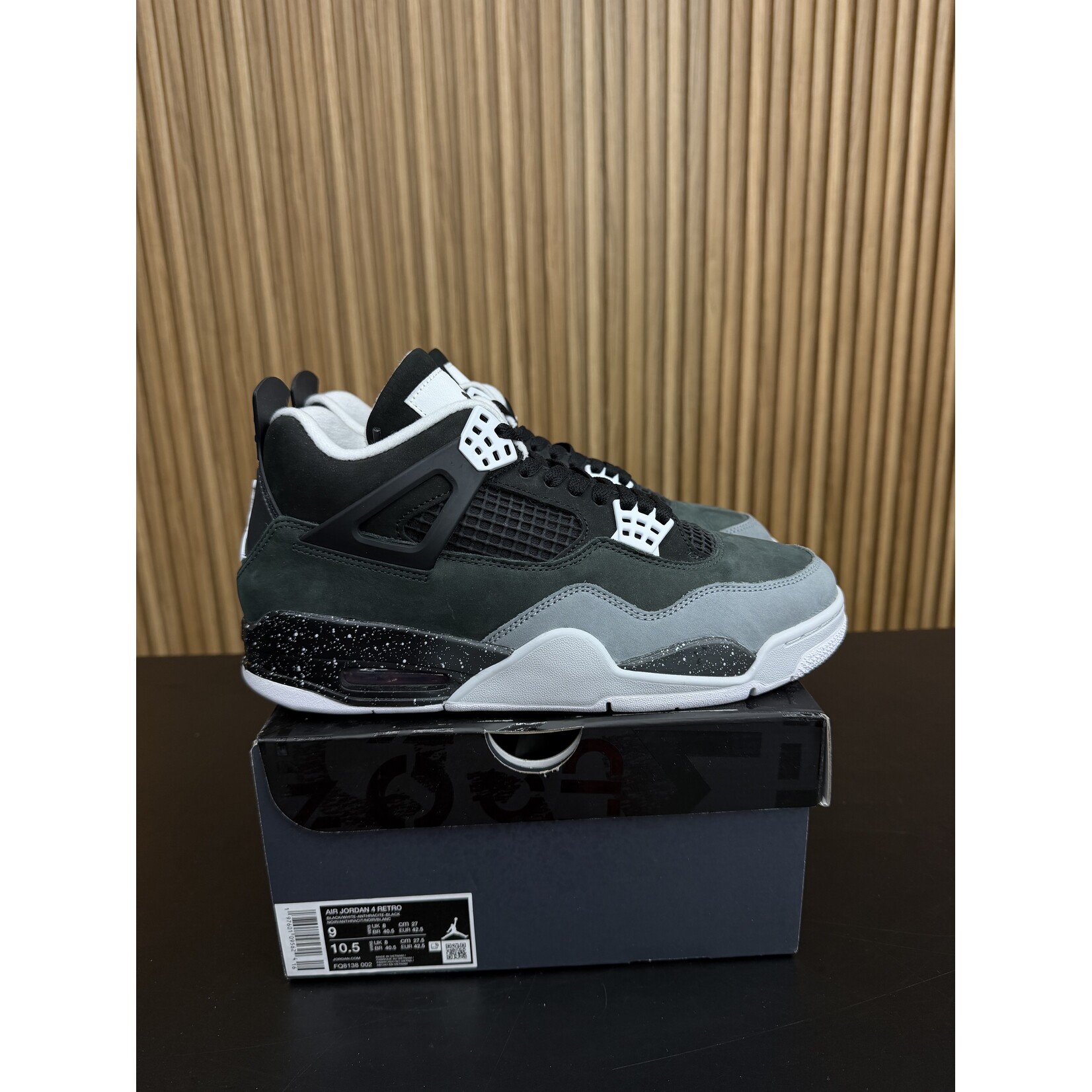 Jordan Jordan 4 Retro Fear (2024) Size 9, PREOWNED TRIED ON
