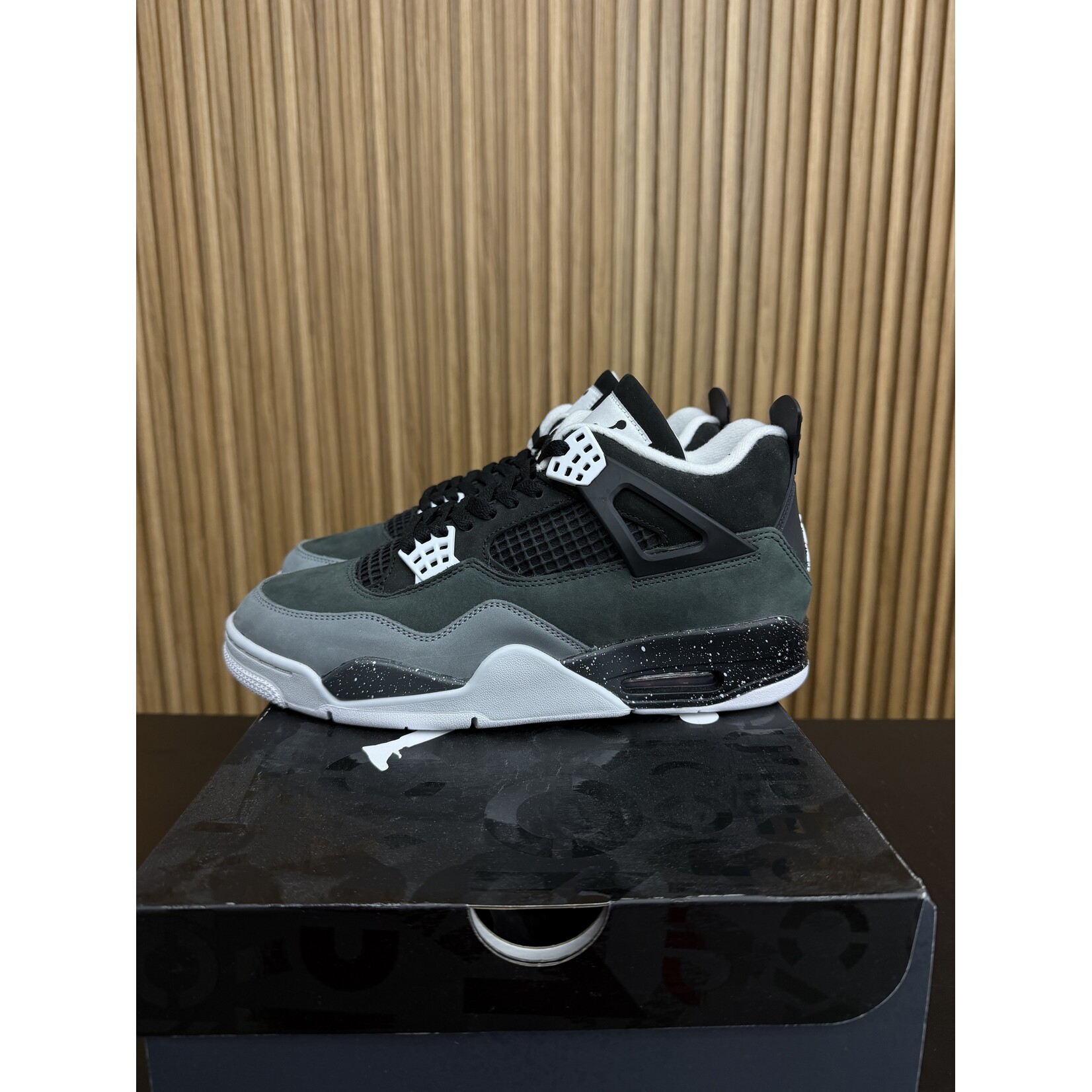 Jordan Jordan 4 Retro Fear (2024) Size 9, PREOWNED TRIED ON