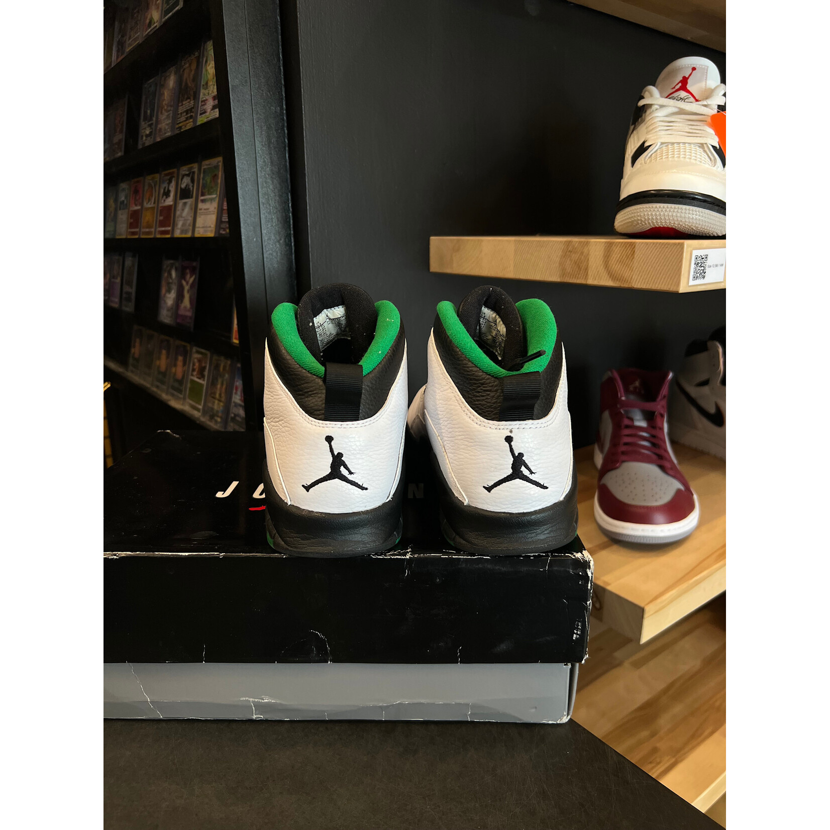 Jordan Jordan 10 Retro Seattle Size 10.5, PREOWNED