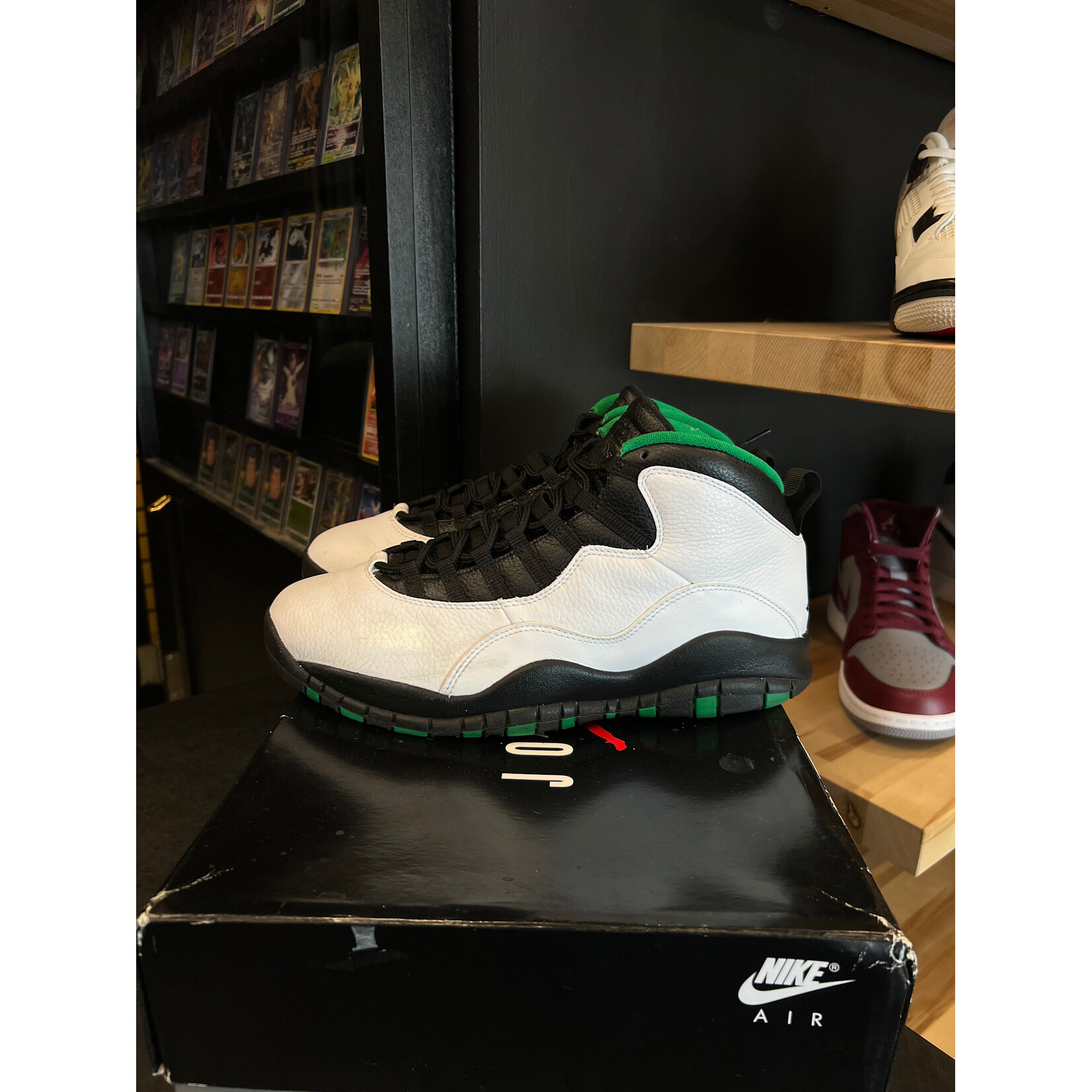 Jordan Jordan 10 Retro Seattle Size 10.5, PREOWNED