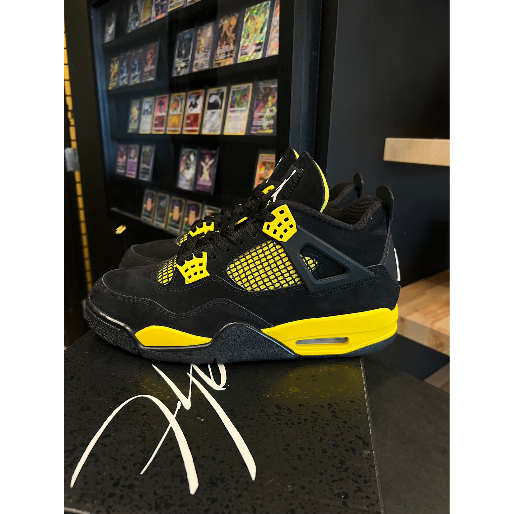 Jordan Jordan 4 Retro Thunder (2023) Size 9.5, PREOWNED