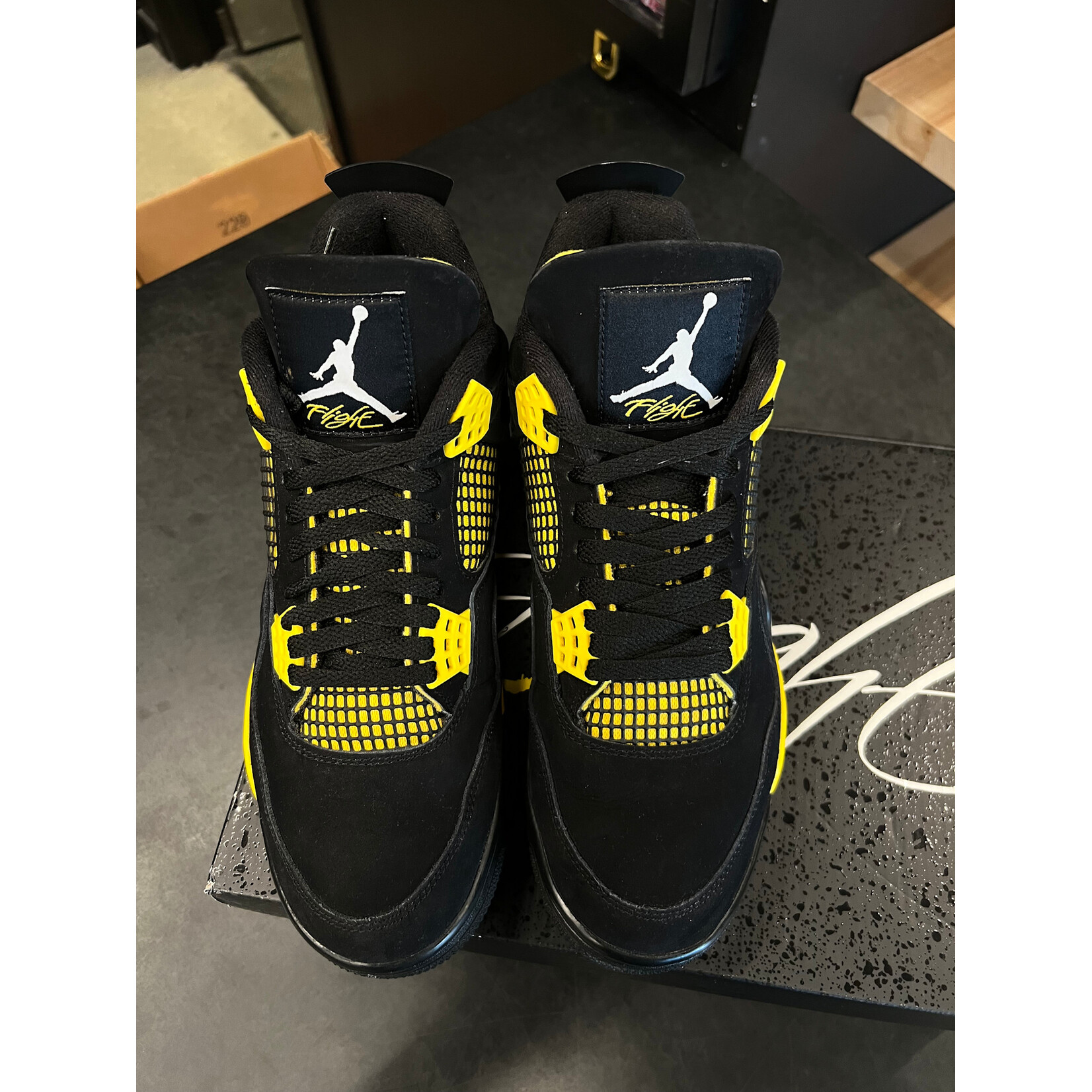 Jordan Jordan 4 Retro Thunder (2023) Size 9.5, PREOWNED