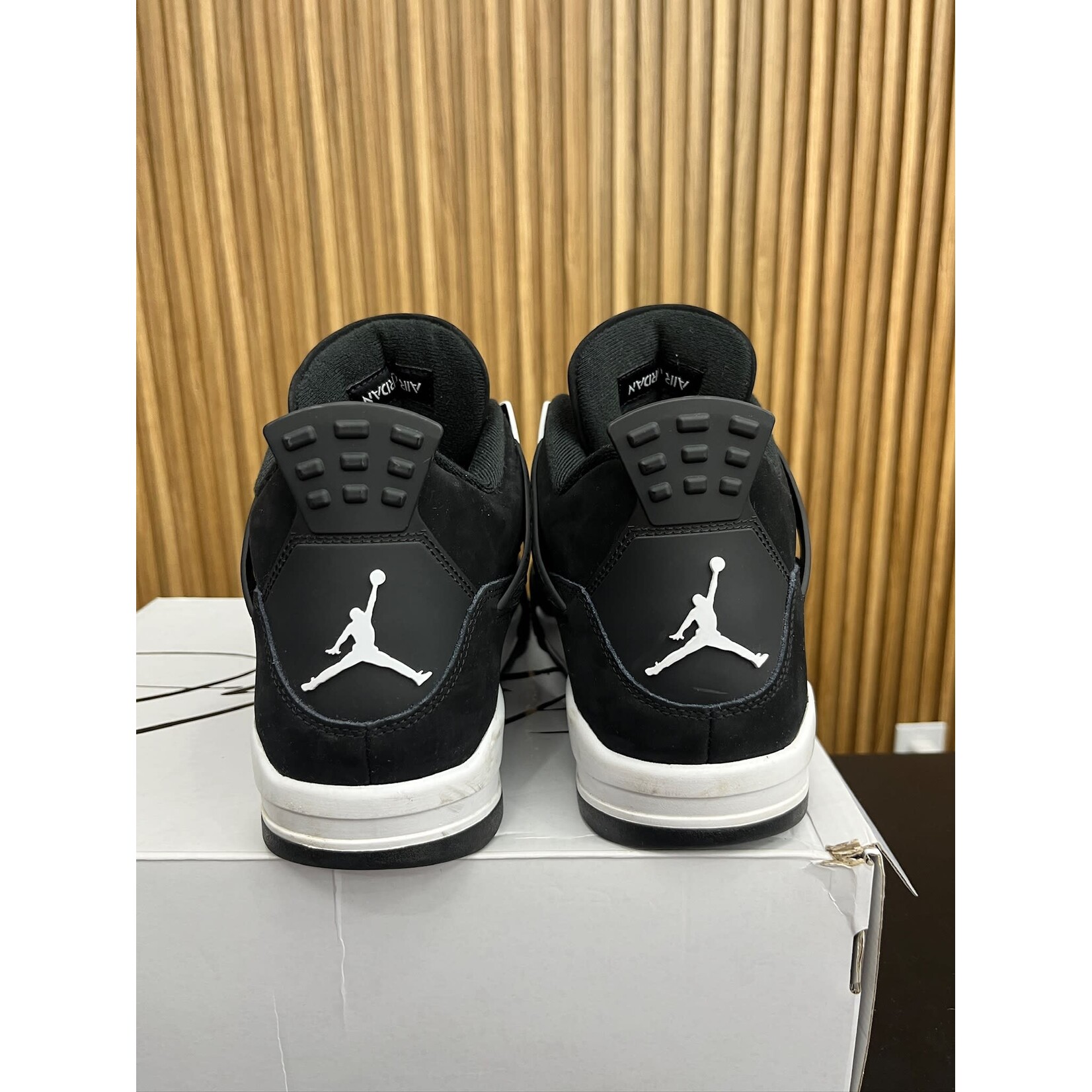 Jordan Jordan 4 Retro White Thunder Size 12, PREOWNED