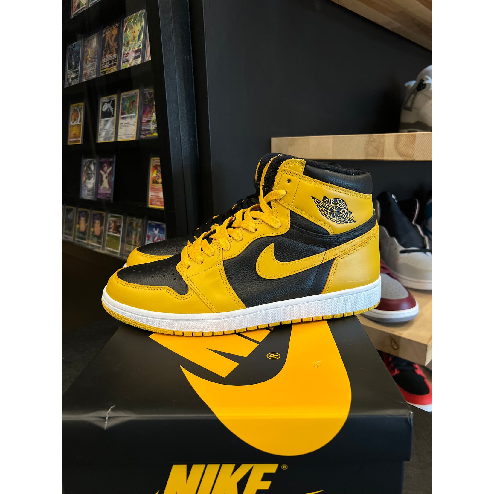 Jordan Jordan 1 Retro High Pollen Size 11, PREOWNED
