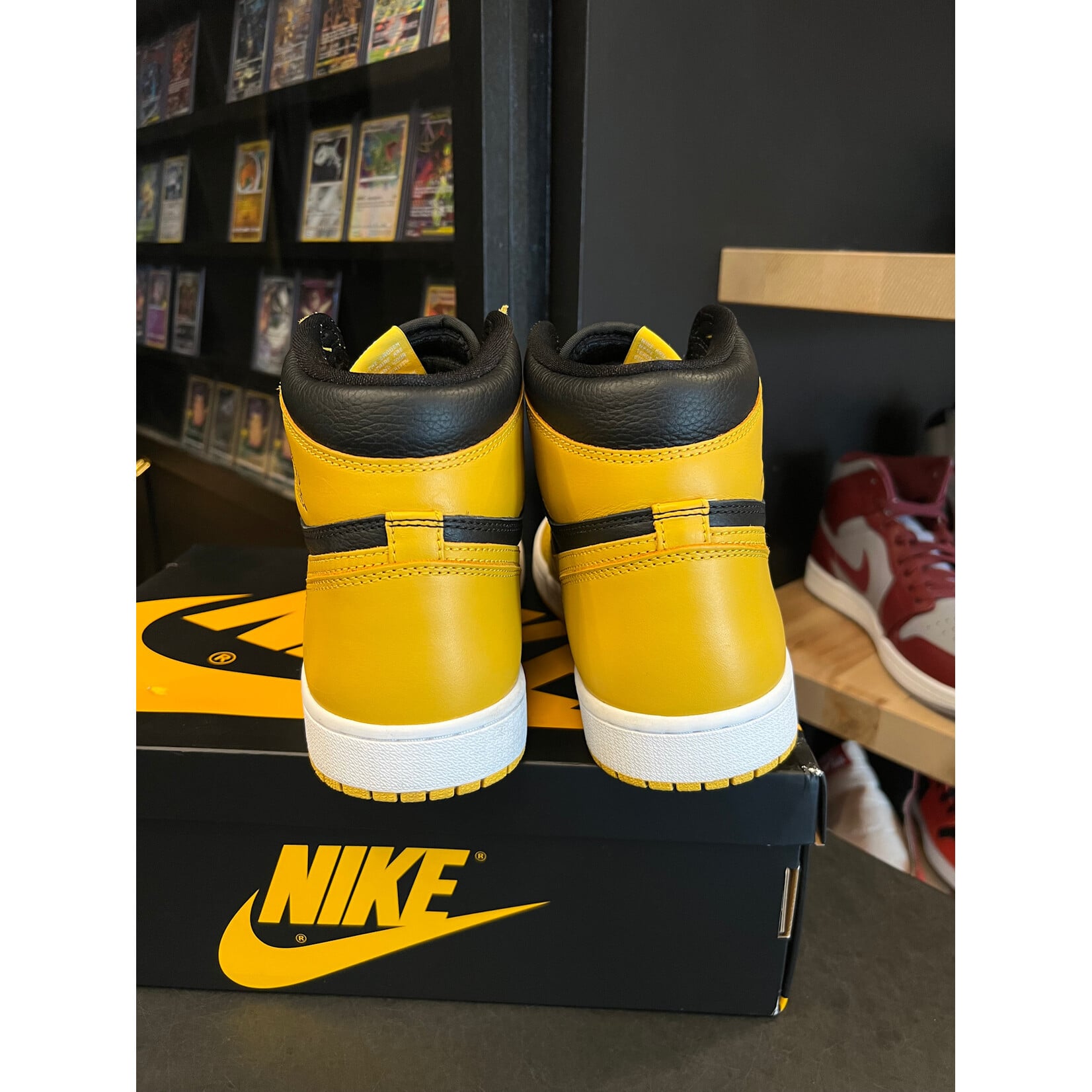 Jordan Jordan 1 Retro High Pollen Size 11, PREOWNED