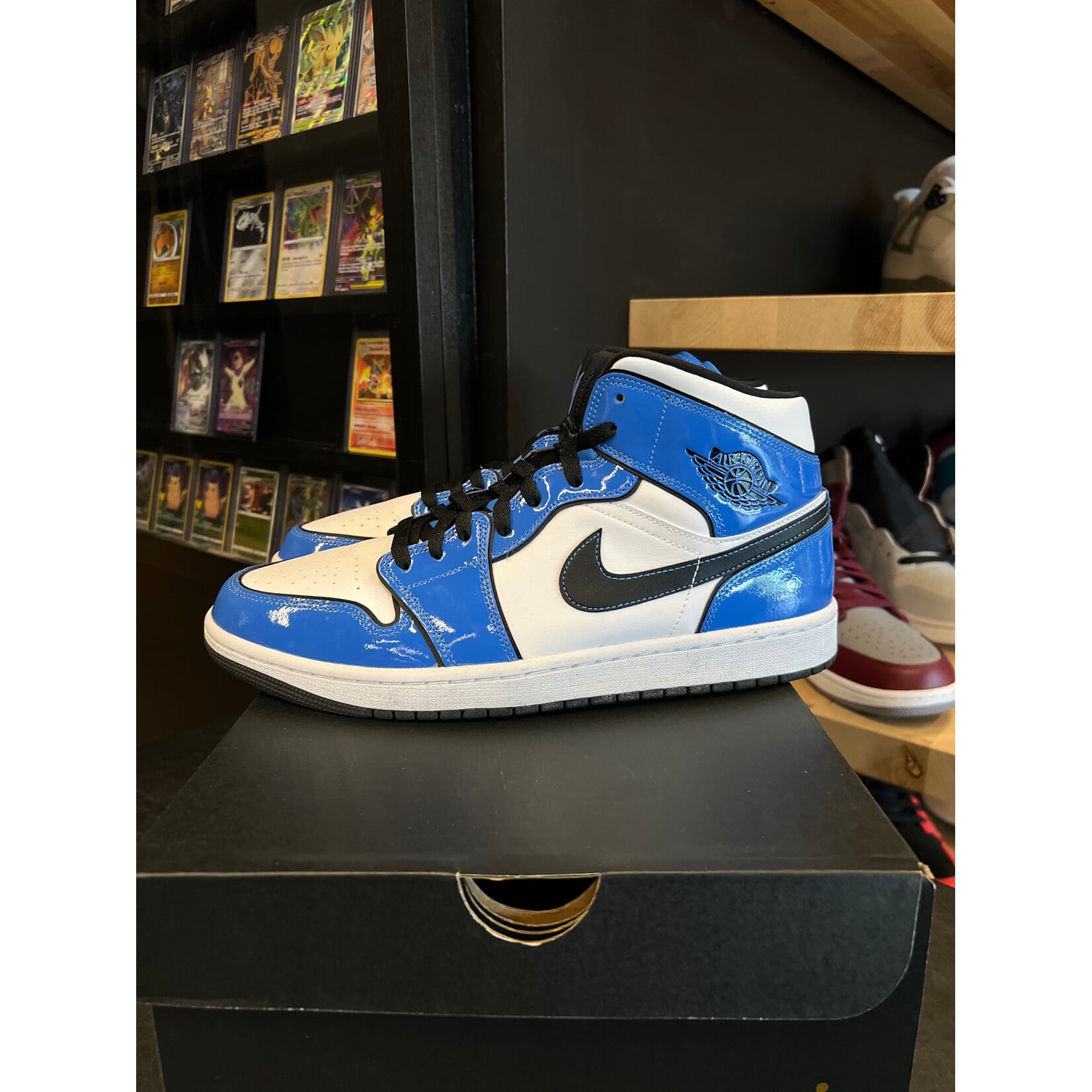 Jordan Jordan 1 Mid Signal Blue Size 11, PREOWNED