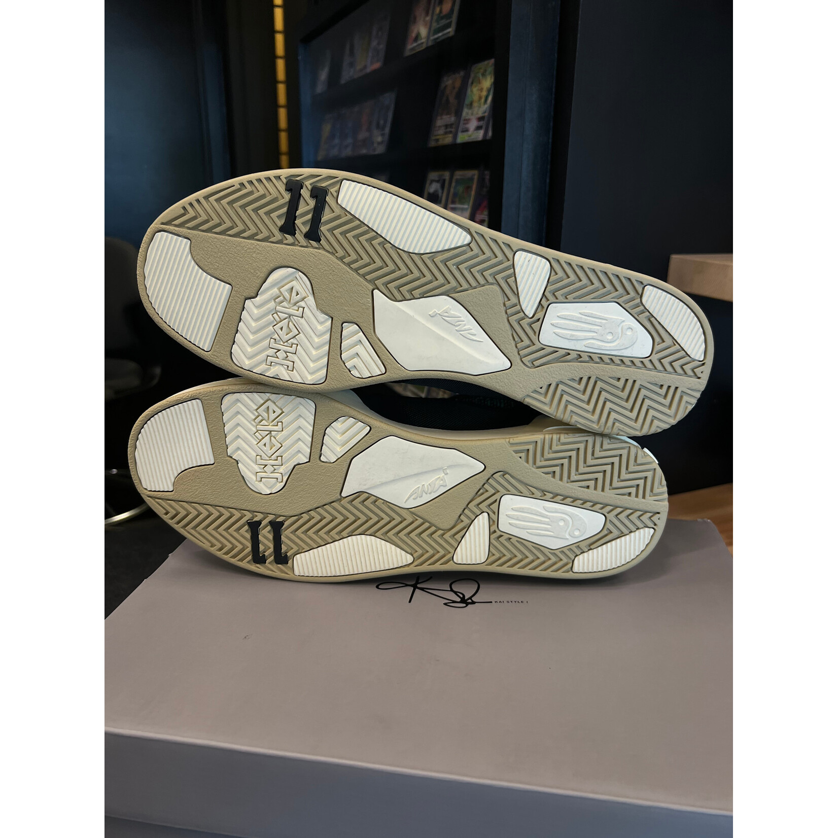 Anta Anta Kai Hélà Totem Size 13, PREOWNED