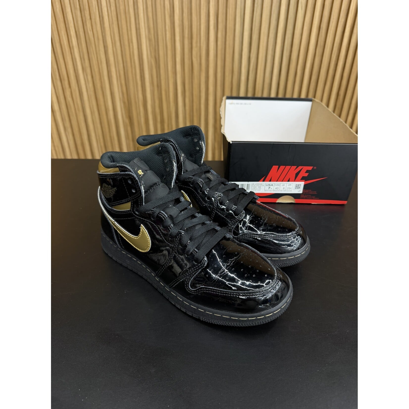 Jordan Jordan 1 Retro High Black Metallic Gold (2020) (GS) Size 7, PREOWNED