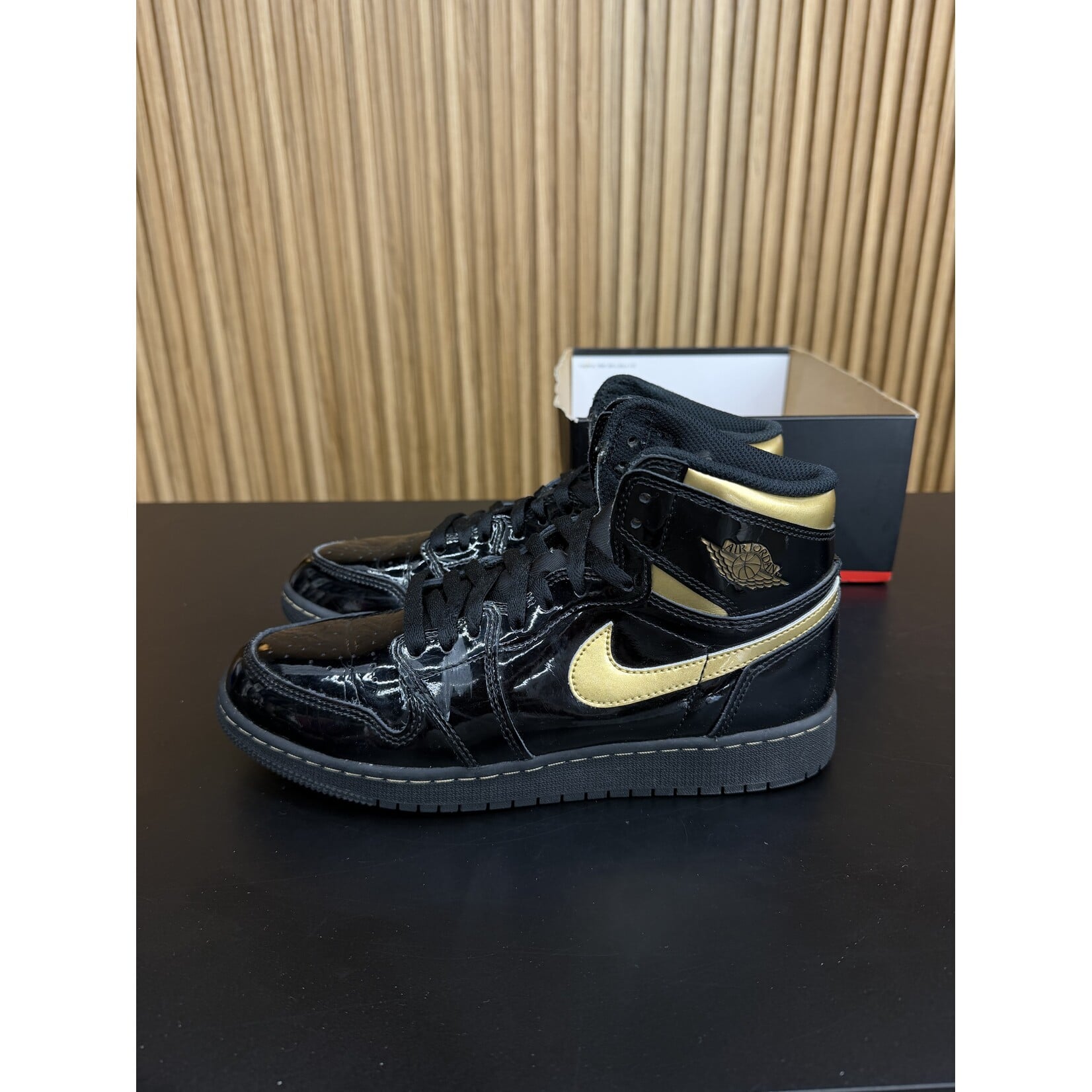 Jordan Jordan 1 Retro High Black Metallic Gold (2020) (GS) Size 7, PREOWNED