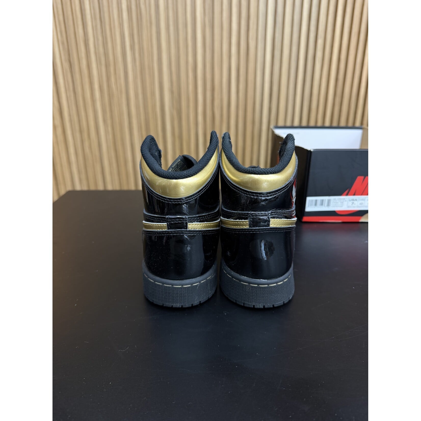 Jordan Jordan 1 Retro High Black Metallic Gold (2020) (GS) Size 7, PREOWNED