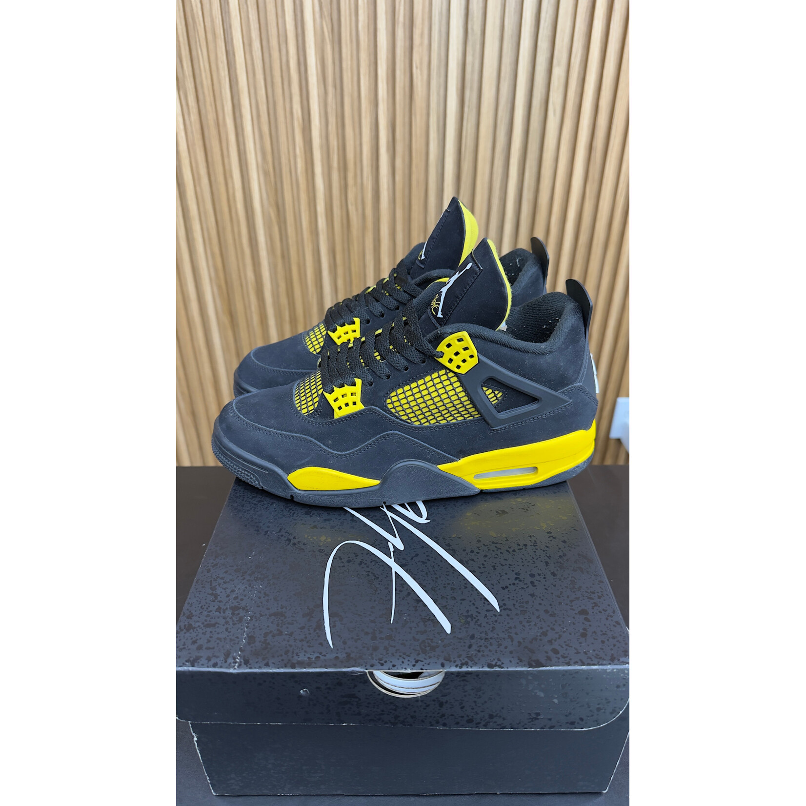 Jordan Jordan 4 Retro Thunder (2023) Size 10, PREOWNED