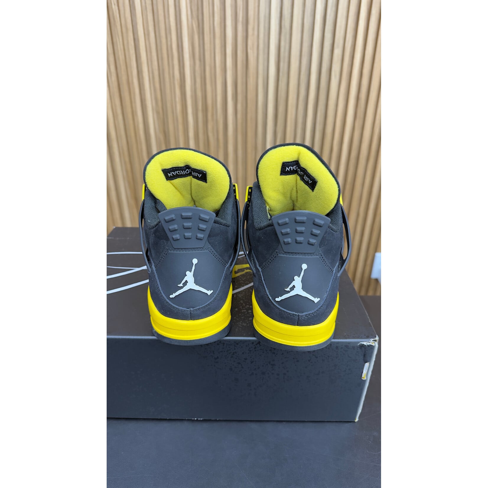 Jordan Jordan 4 Retro Thunder (2023) Size 10, PREOWNED